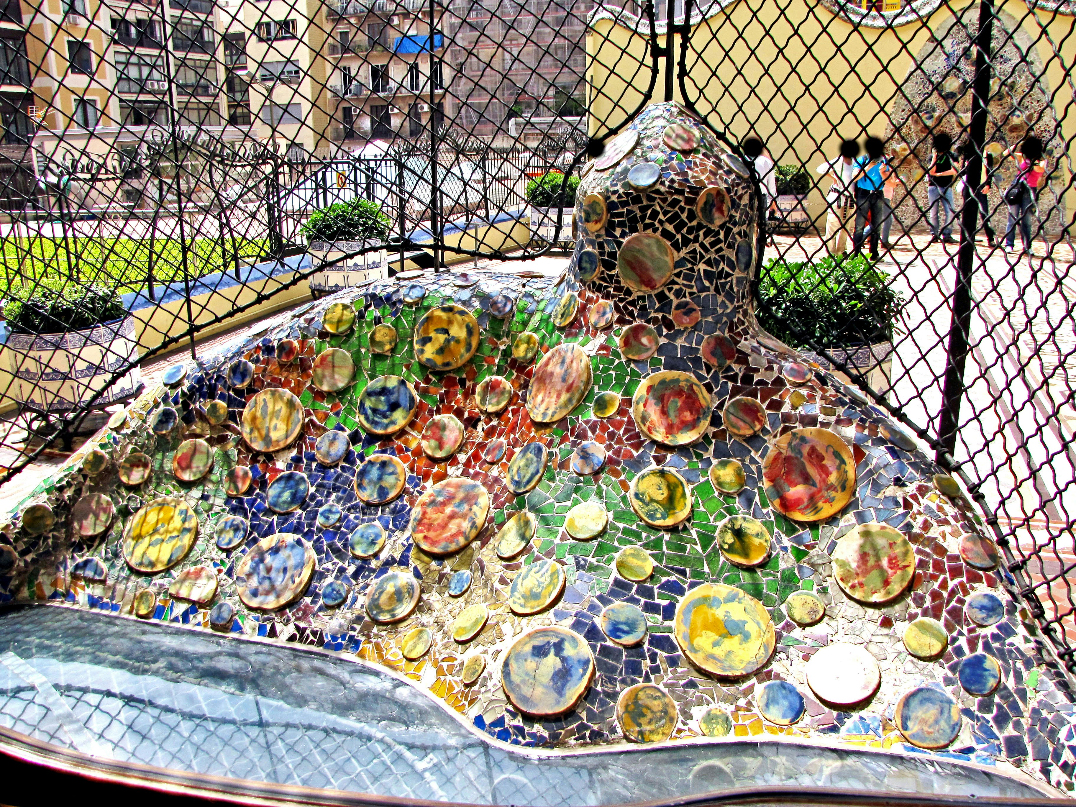 toboggan de terrain de jeu en mosaïque de plaques colorées