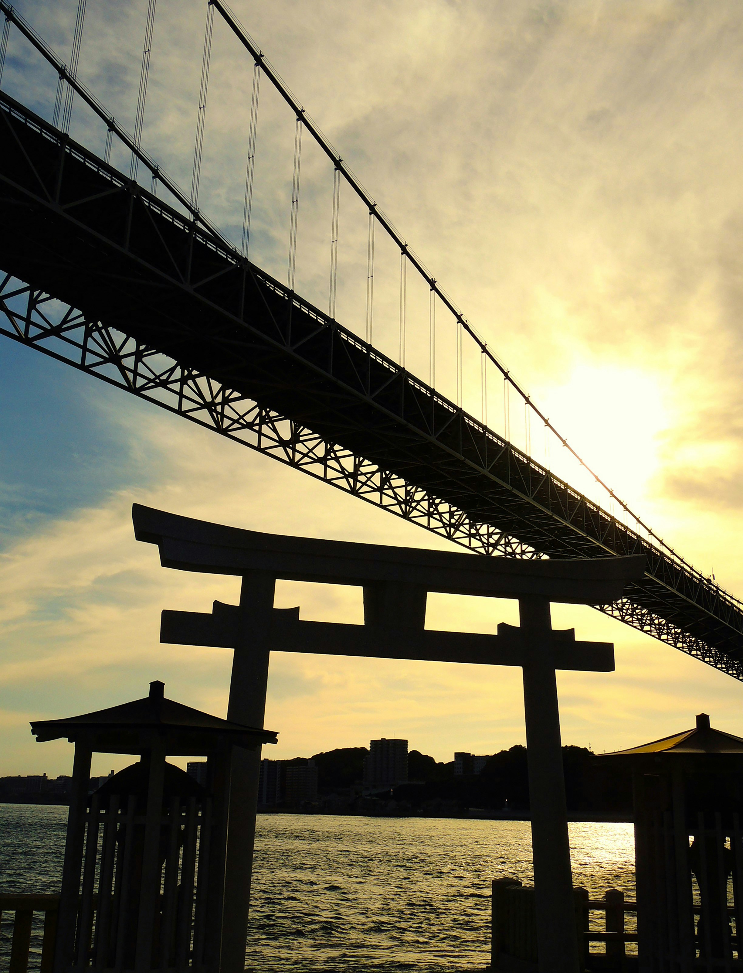 北九州市門司区の和布刈神社の鳥居と関門海峡の夕焼けシルエット