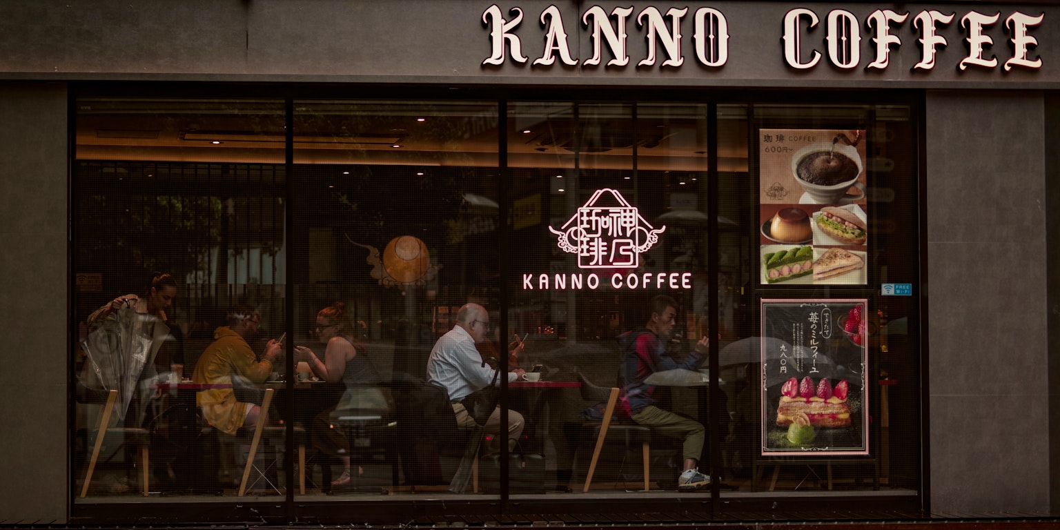 Kanno Coffee咖啡馆的外观，窗户里可见顾客