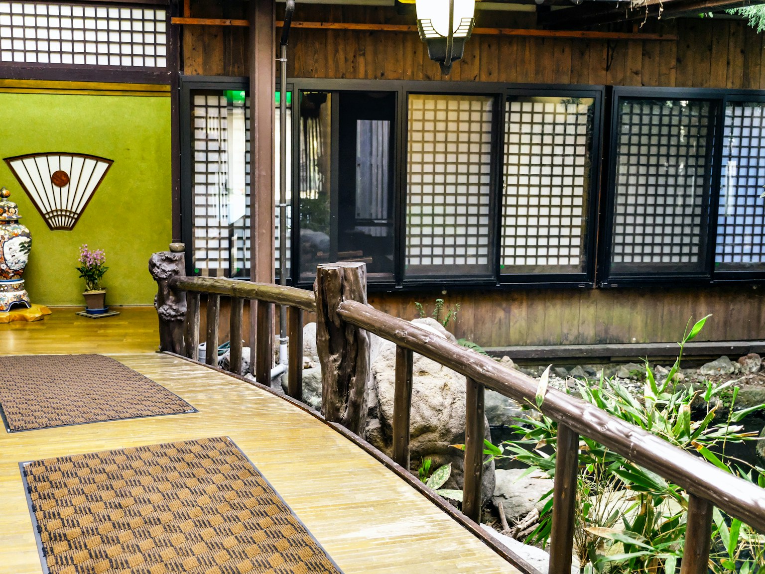 Interior Jepang tradisional dengan jembatan kayu dan dinding hijau