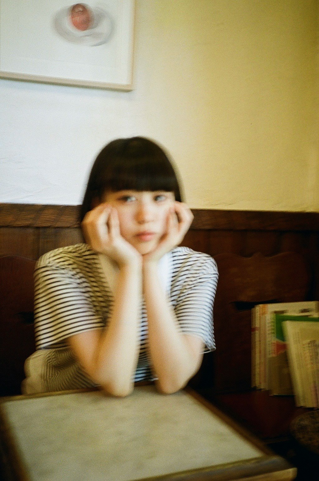 ソファに頬杖をつく子どものポートレート