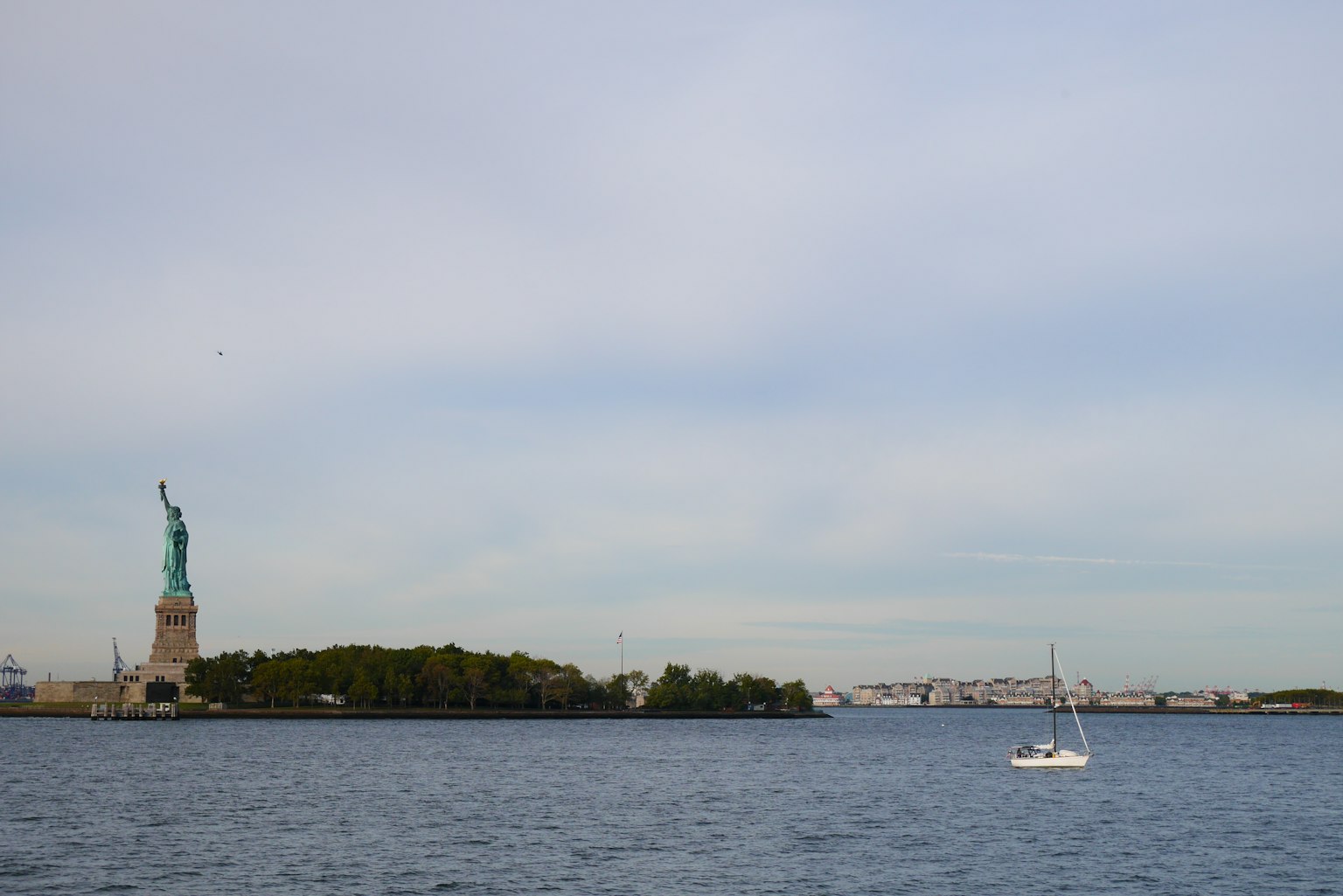 Vue de la Statue de la Liberté et d'un voilier sur l'eau