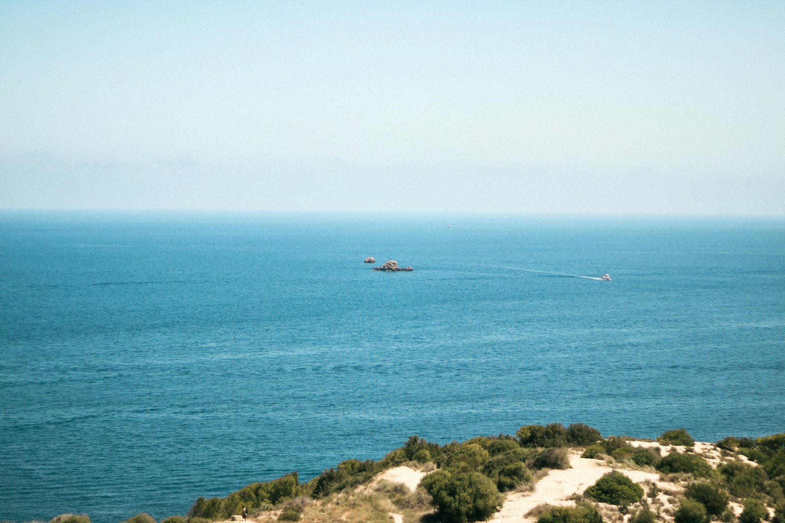 Vue panoramique de l'océan bleu avec un bateau