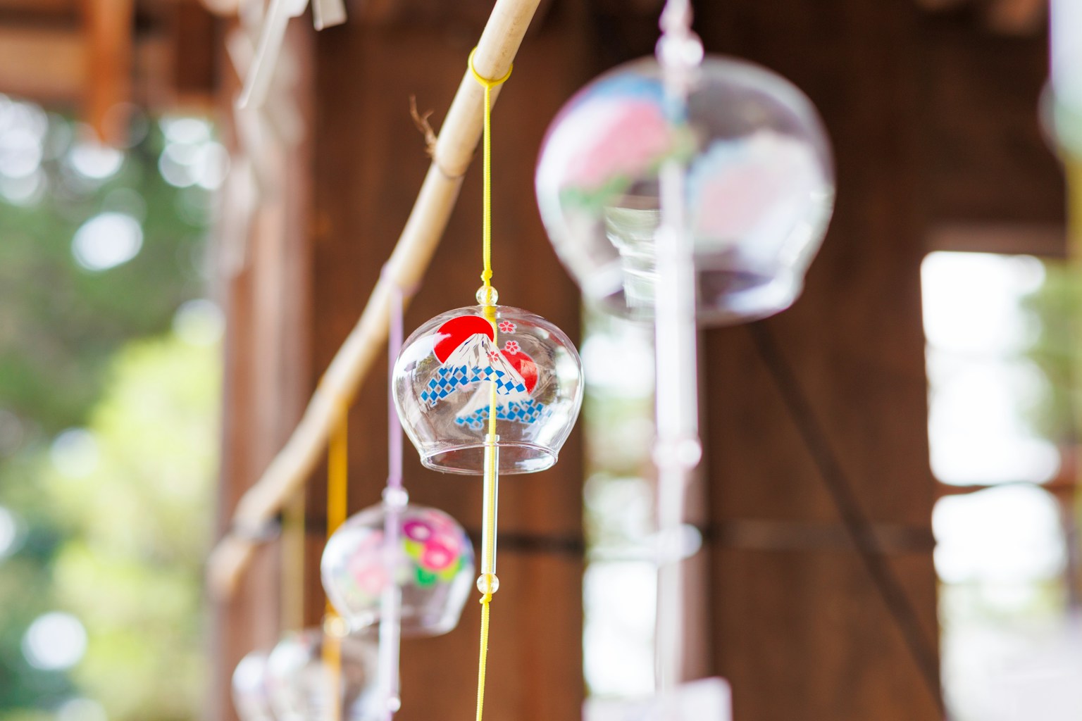 木結構內懸掛風鈴的圖像色彩豐富的玻璃風鈴，設計精美