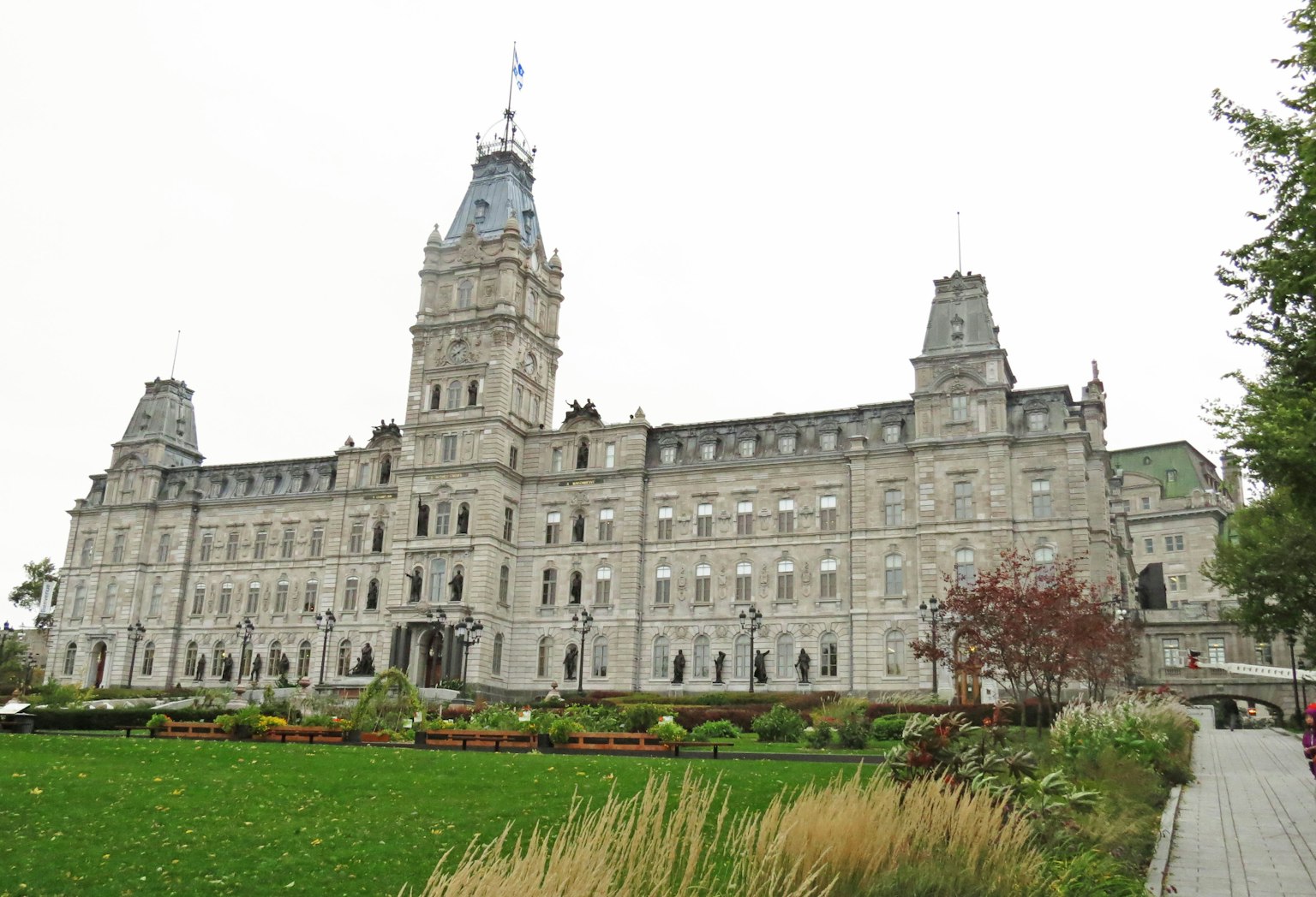 Arsitektur megah gedung Parlemen Quebec dengan taman yang rimbun