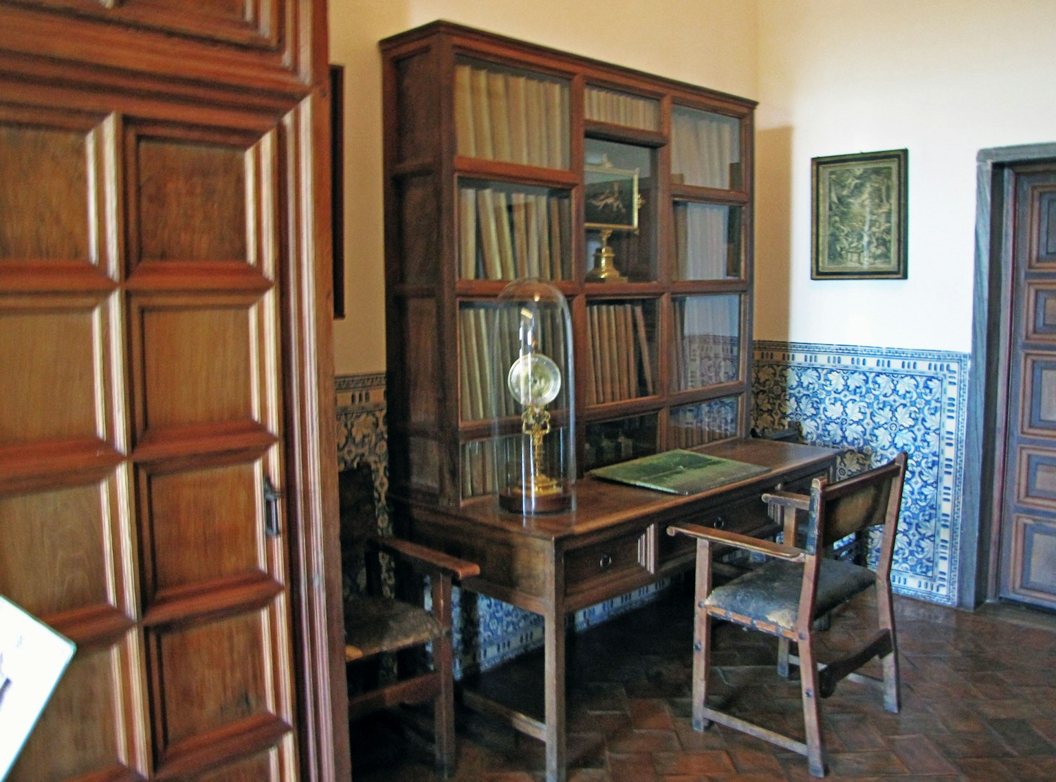 Intérieur d'une pièce avec une bibliothèque en bois et un bureau
