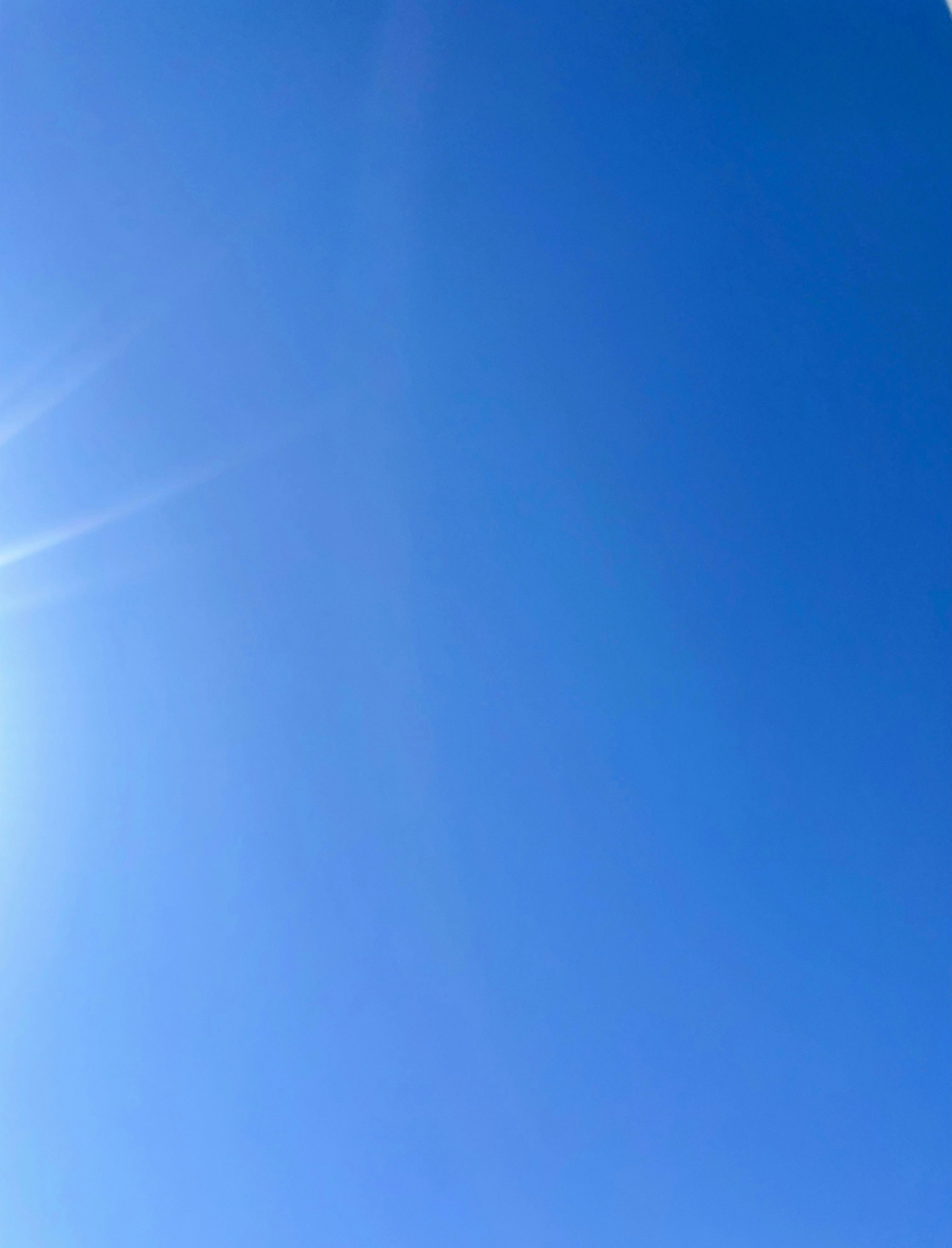 青空の澄んだブルーグラデーション
