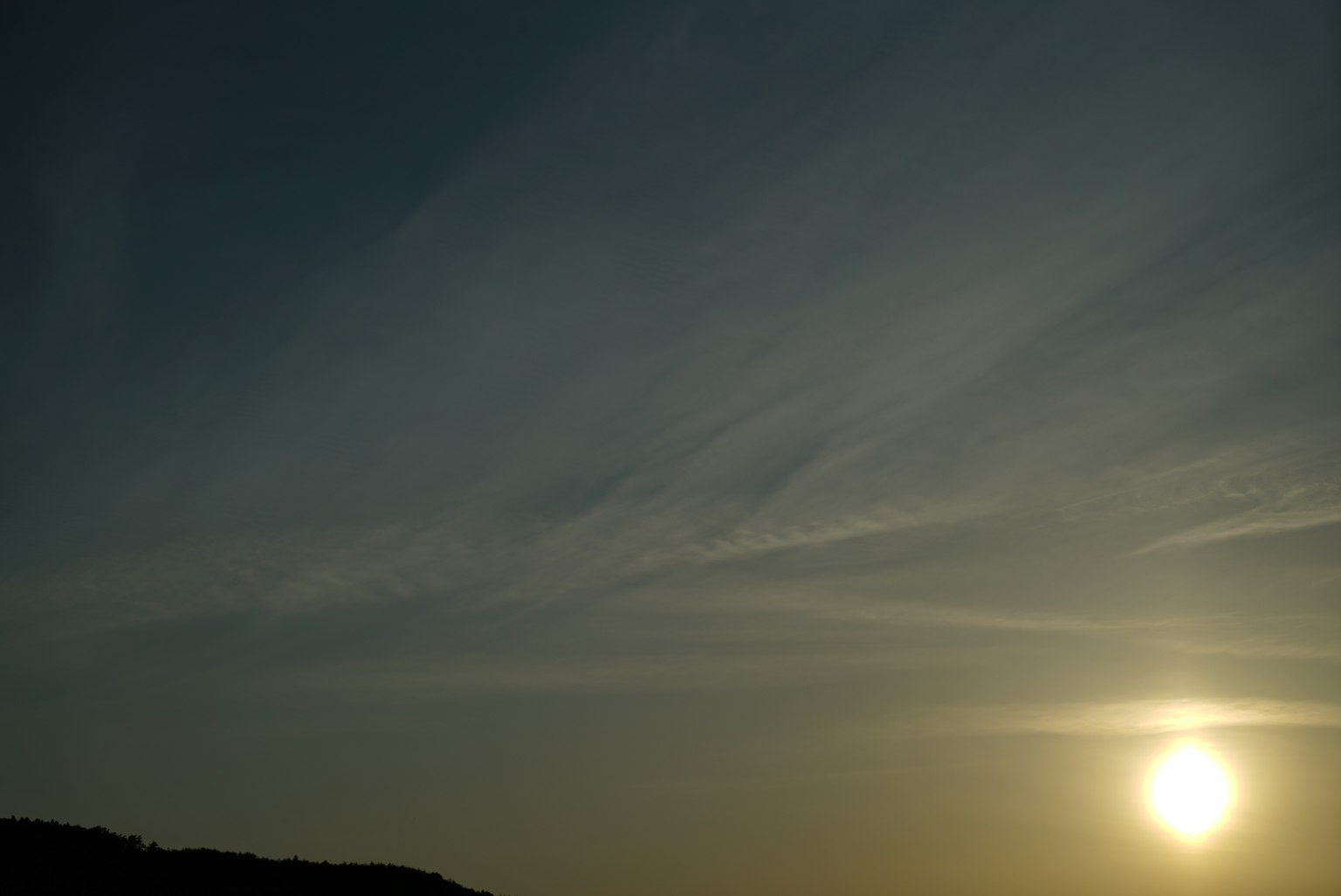 Tramonto con nuvole sottili contro un cielo blu
