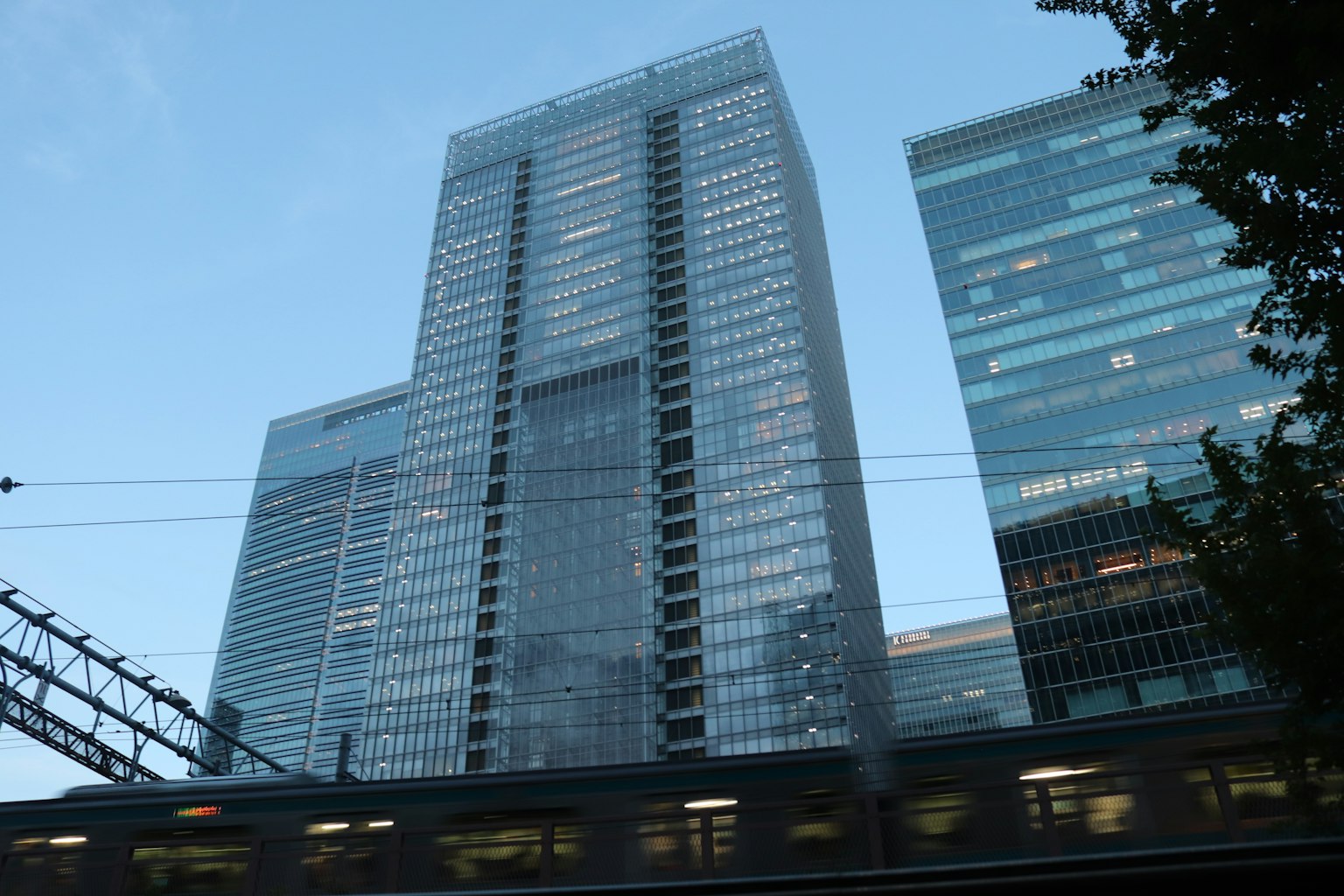 Ligne d'horizon urbaine avec des grands immeubles en verre au crépuscule