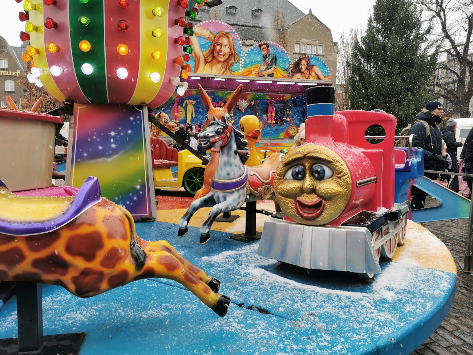 Atracciones coloridas de un parque de diversiones en un ambiente festivo