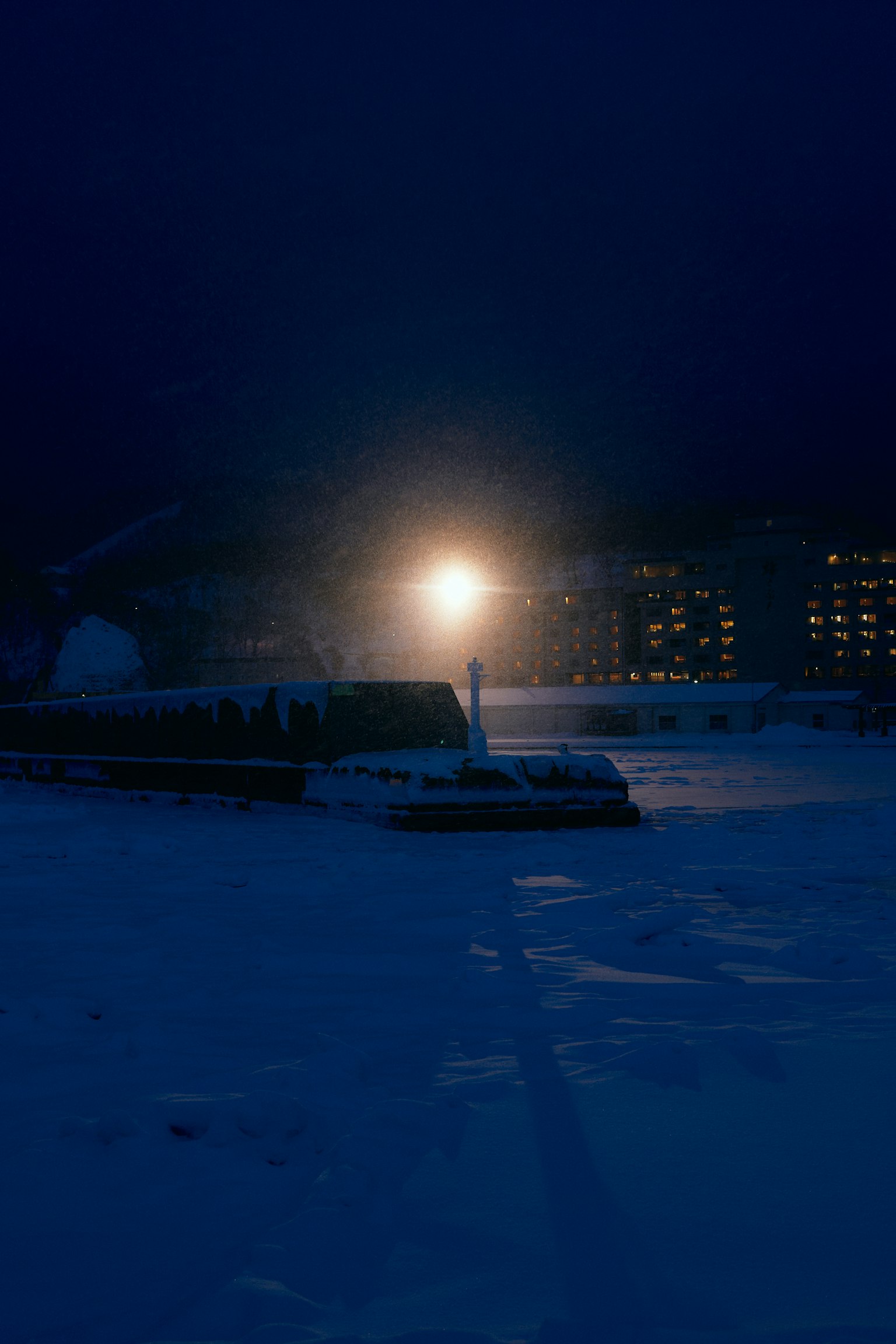 夜間場景中明亮的光在雪地中閃耀