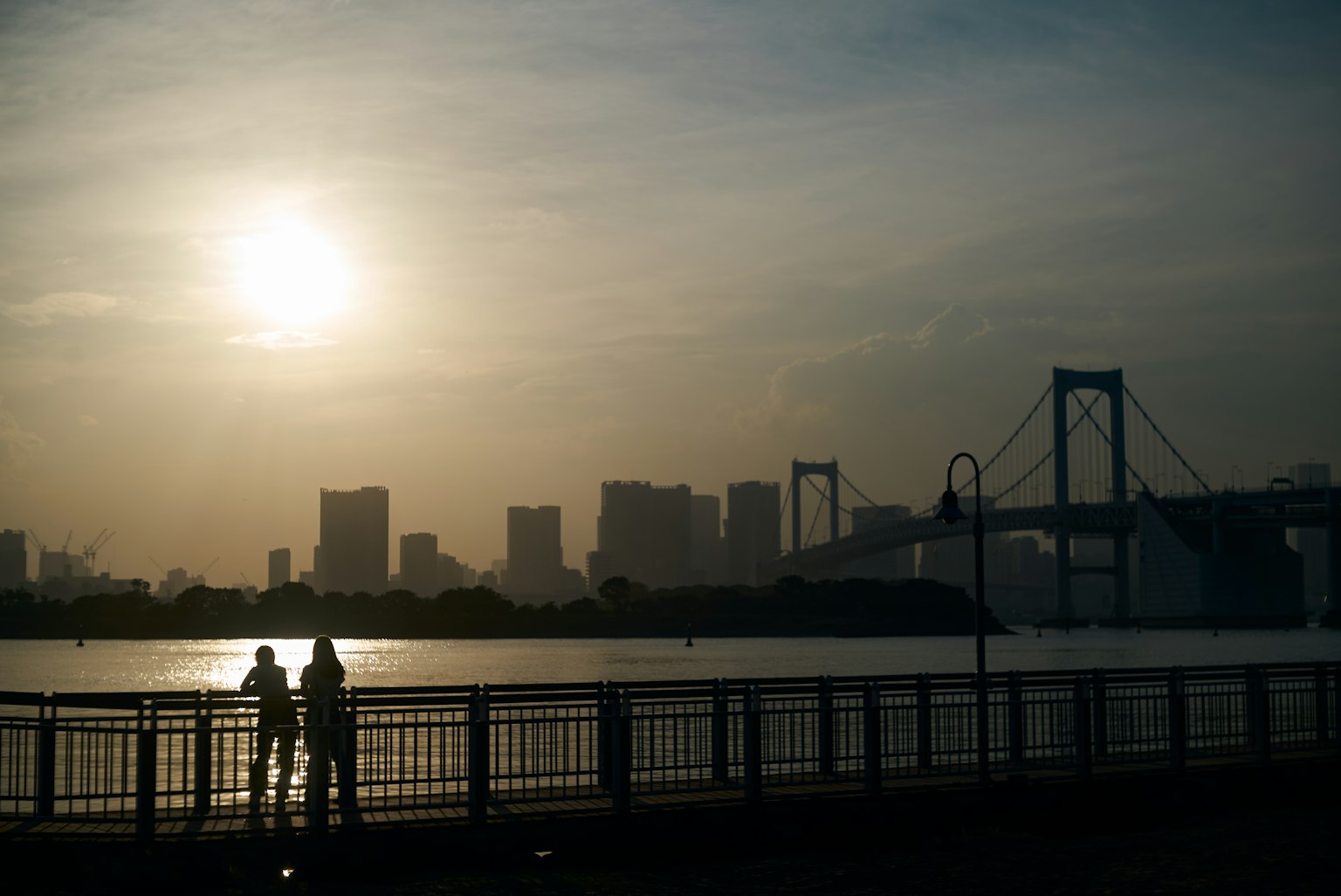 夕陽下的情侶與城市天際線的剪影