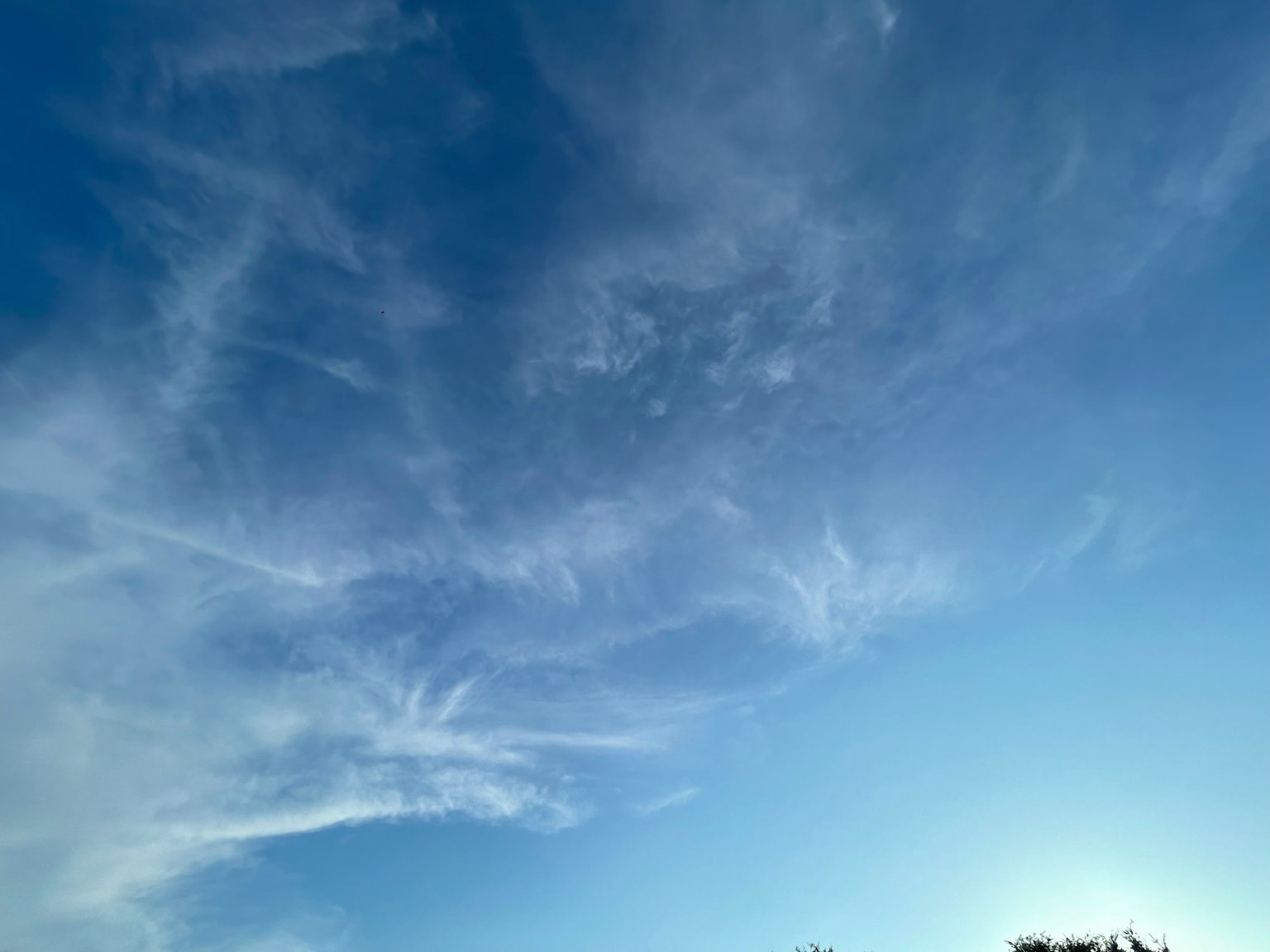 Un cielo blu con nuvole bianche sparse
