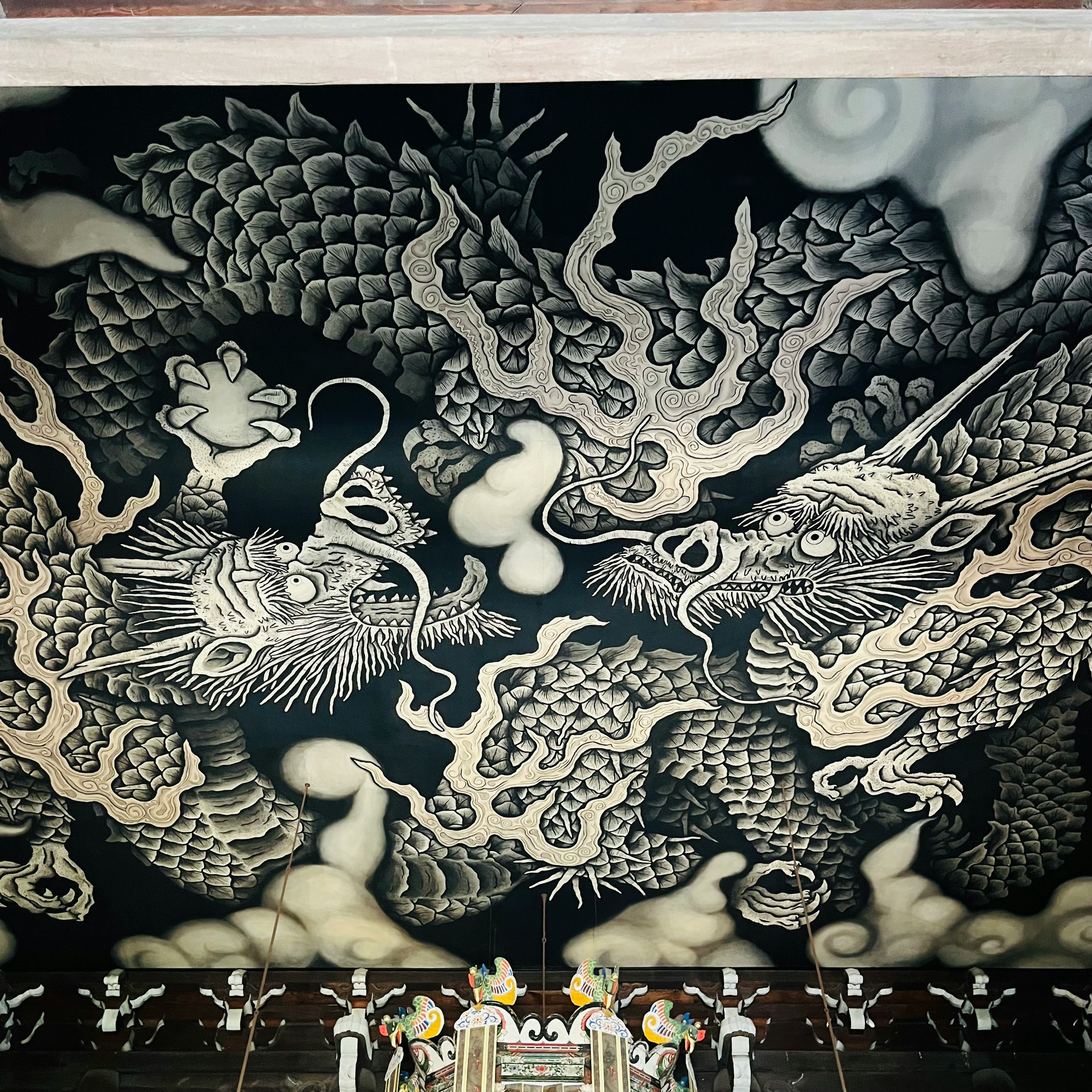 波と龍の浮世絵風壁画が描かれた建物外壁