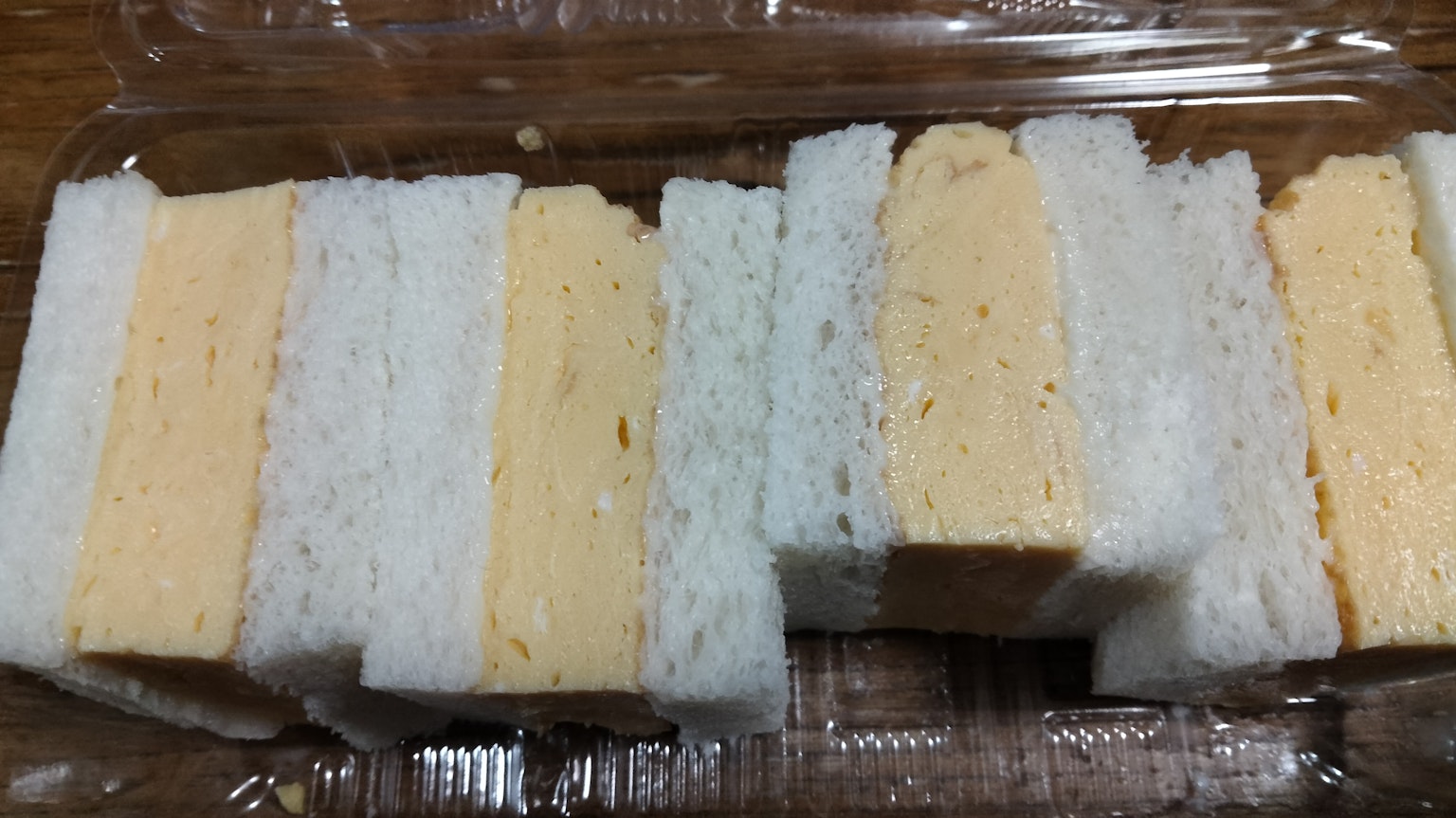 Panini preparati con uova soffici e pane bianco disposti ordinatamente