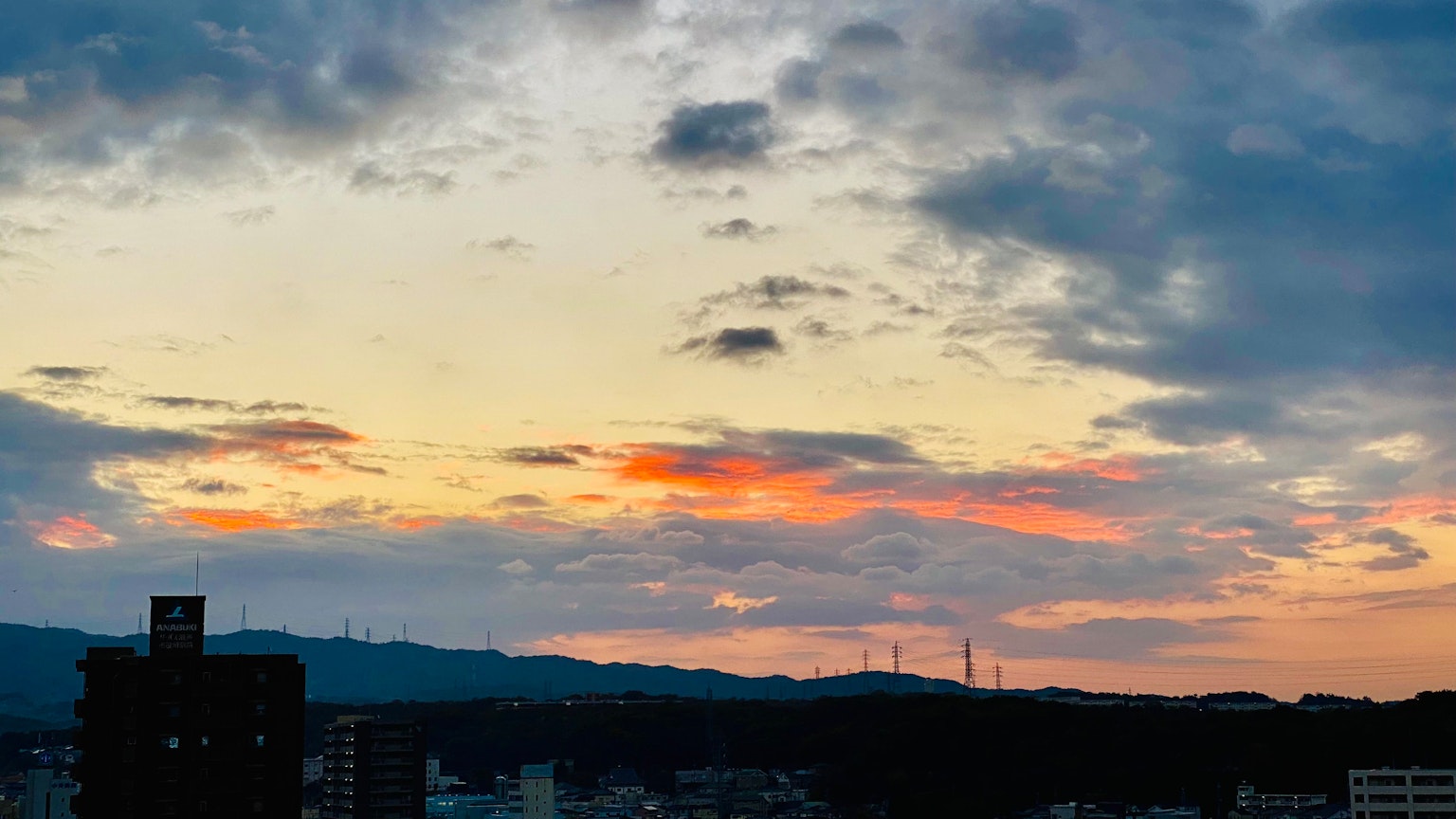 Ciel de coucher de soleil coloré avec des nuages et silhouette de bâtiment