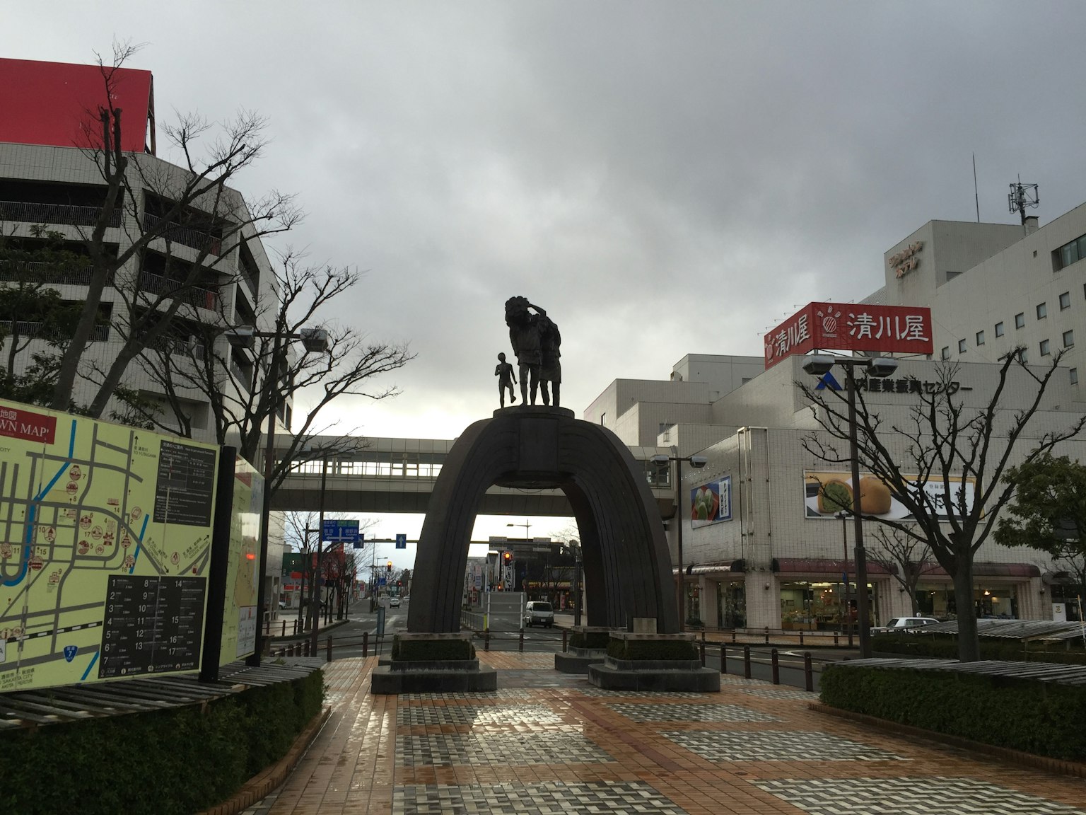 云雾中的马和骑手雕像，周围是城市风景