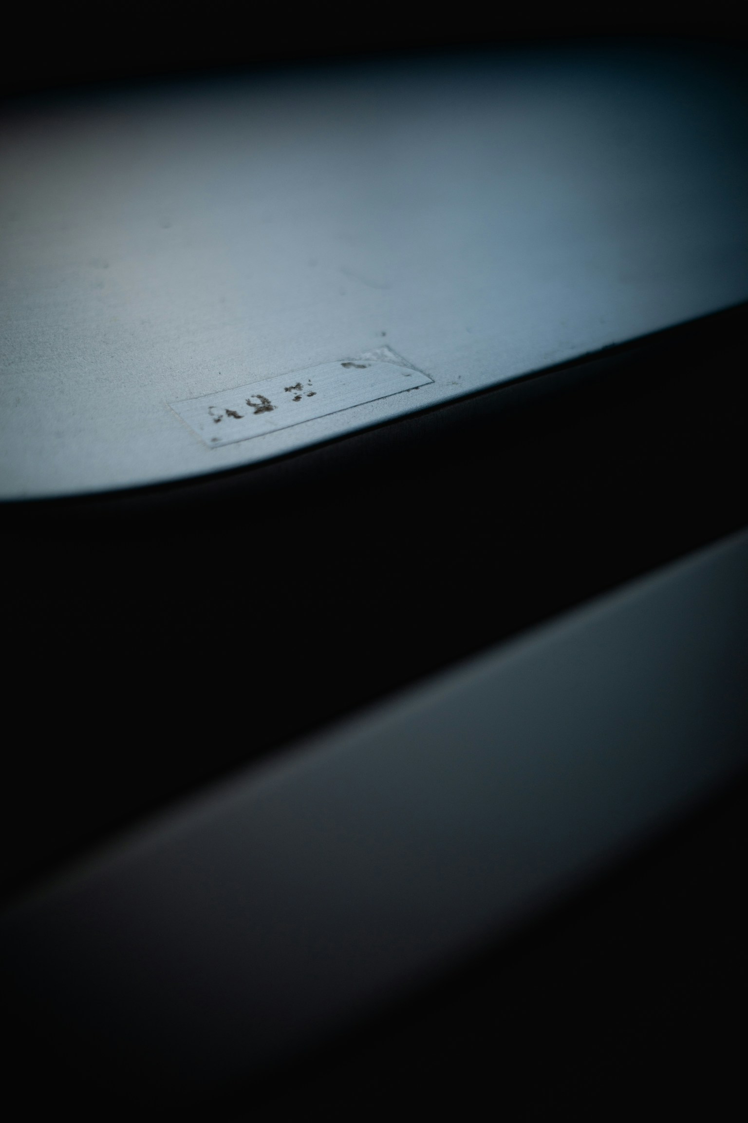 Objet à surface brillante avec un design simple sur fond sombre