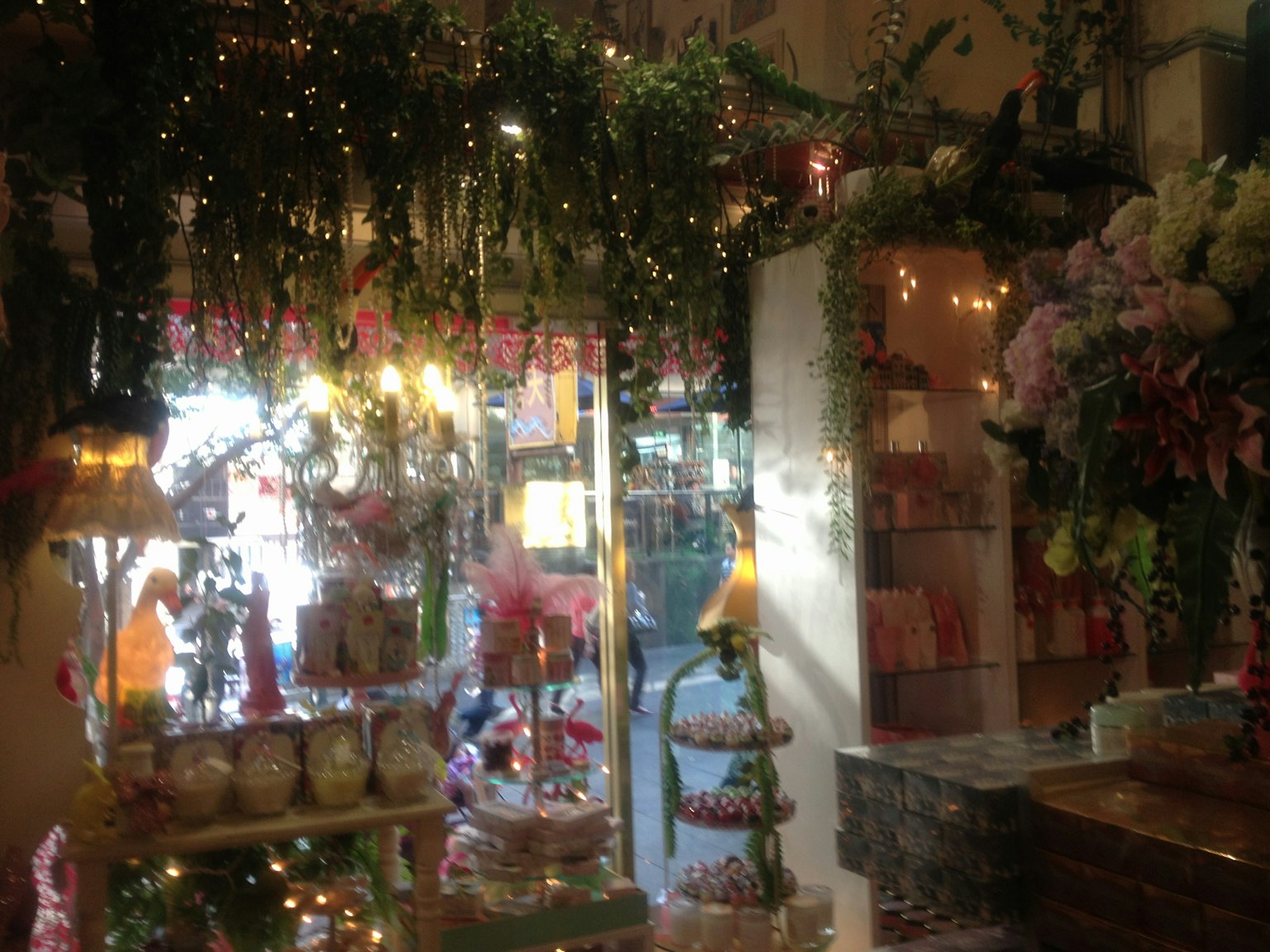 花店內部，綠色裝飾和閃爍的燈光
