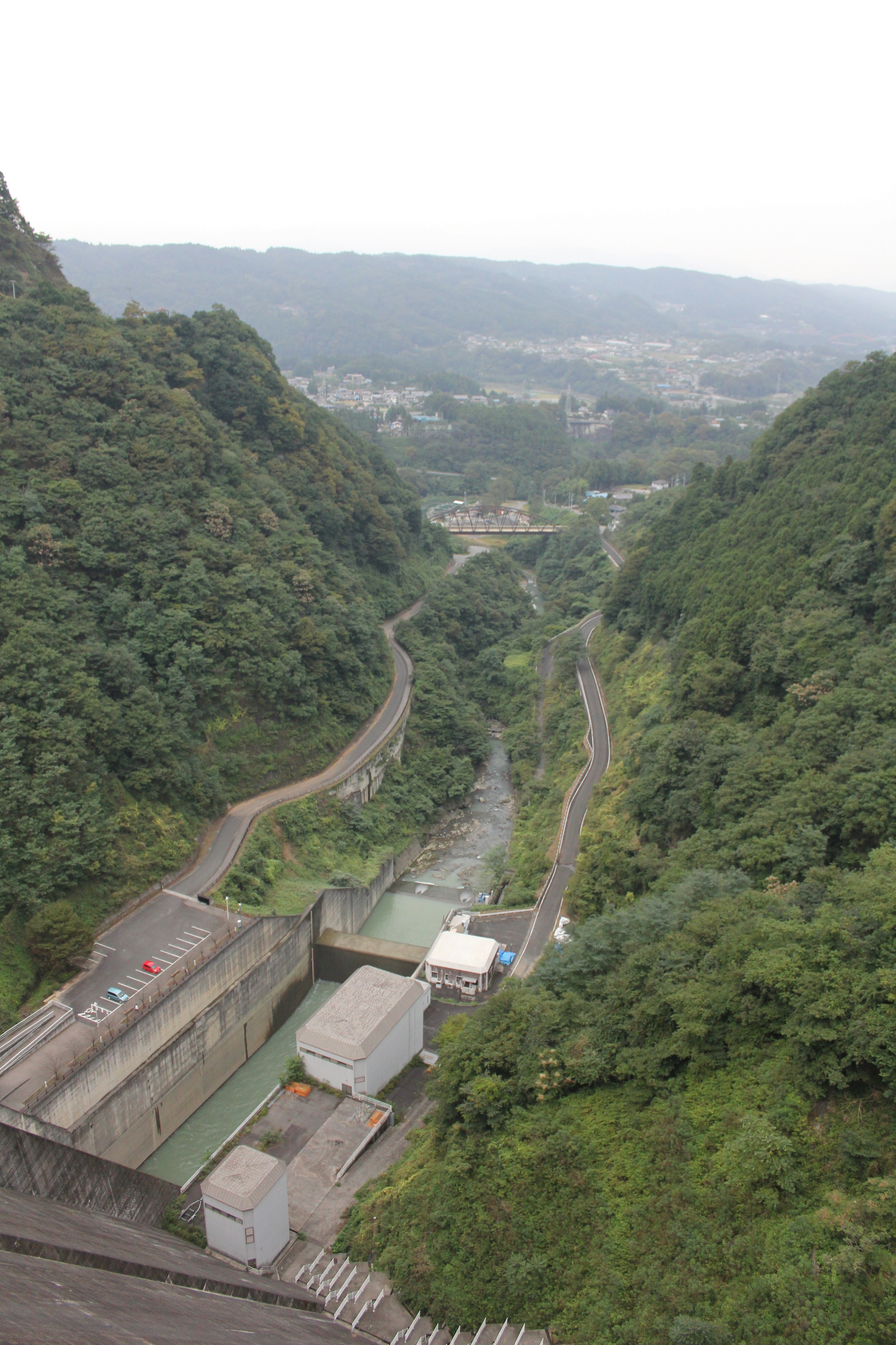 渓谷を貫く山道と緑の斜面の眺め