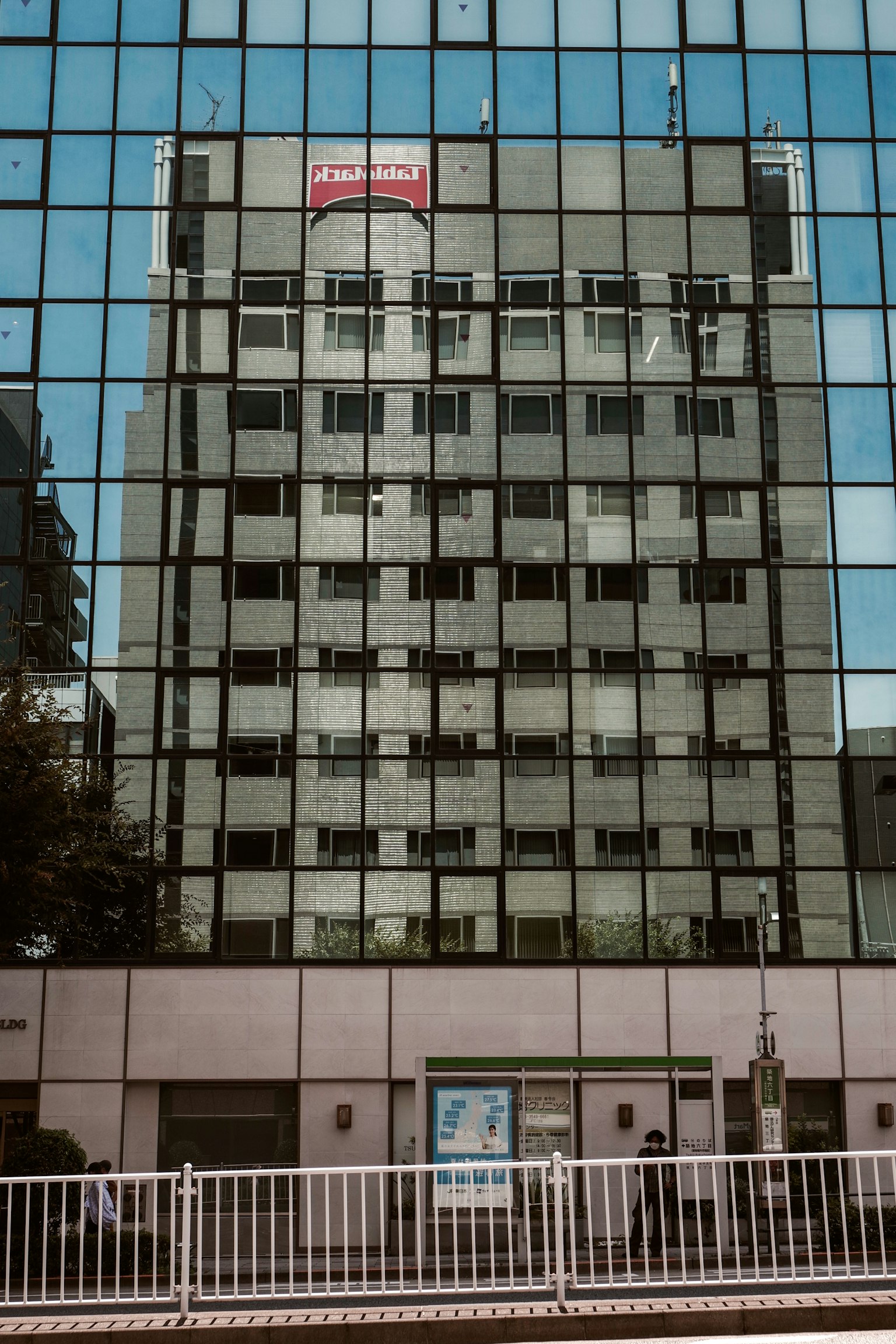 玻璃外立面上建築的反射