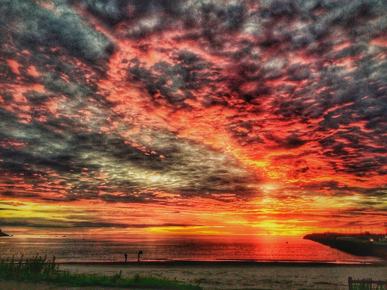 Stupendo tramonto con nuvole vivaci sopra l'oceano