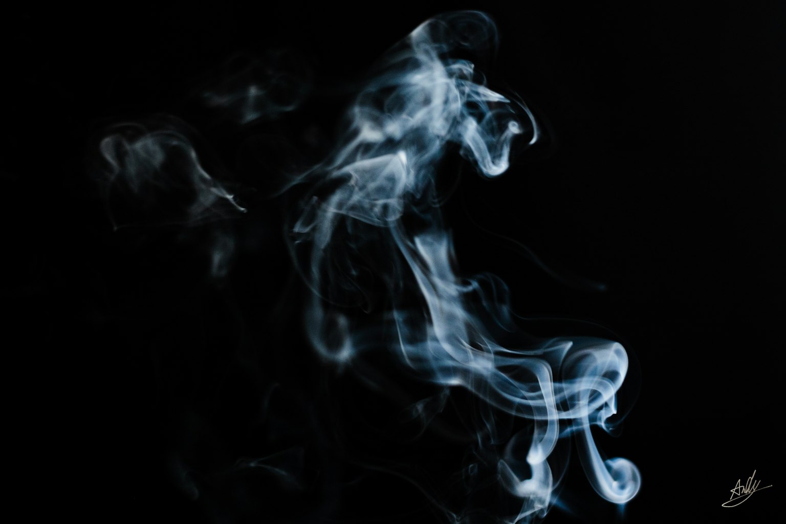 黑色背景上的蓝白烟雾艺术表现