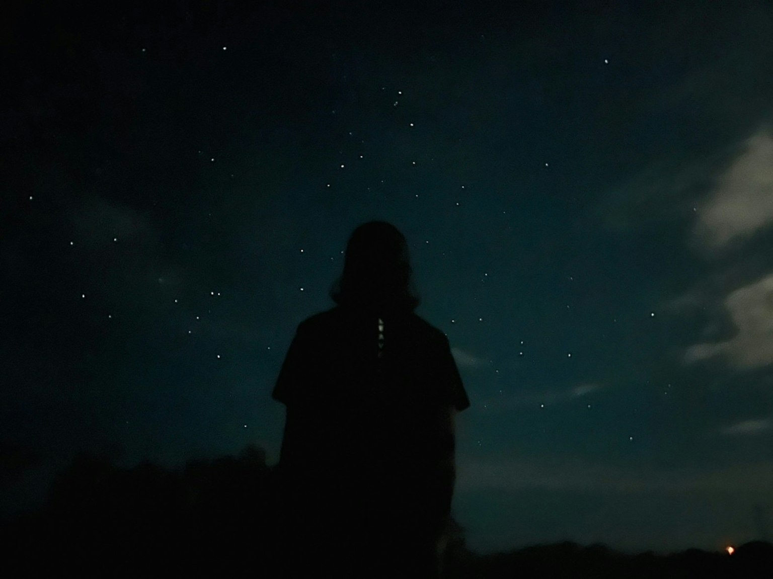 在星空下站着的人影
