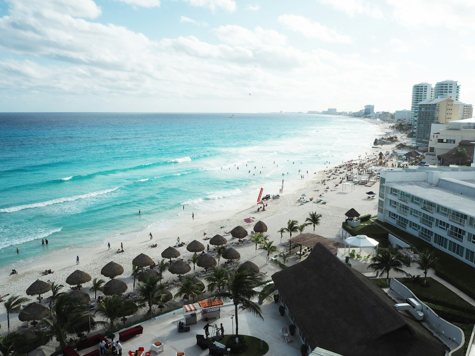 Pemandangan indah pantai Cancun menampilkan air turquoise dan pasir putih