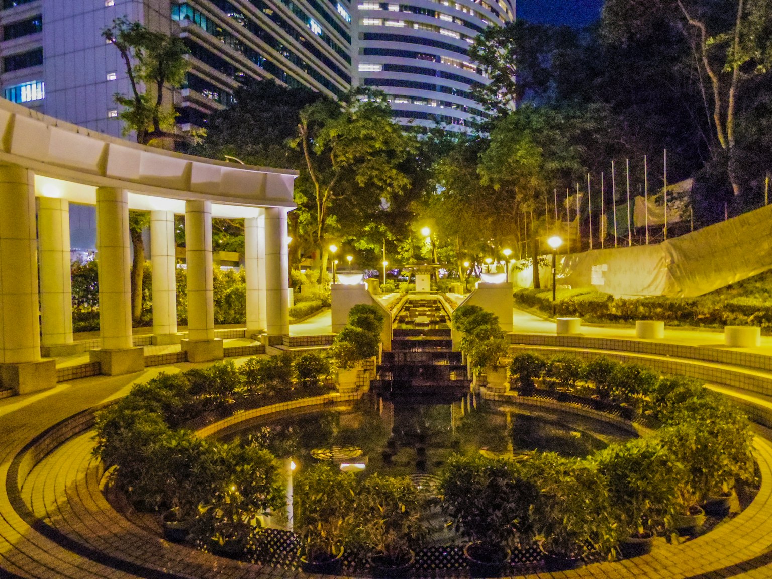 夜晚公園的景觀，特色噴泉和郁郁蔥蔥的綠植