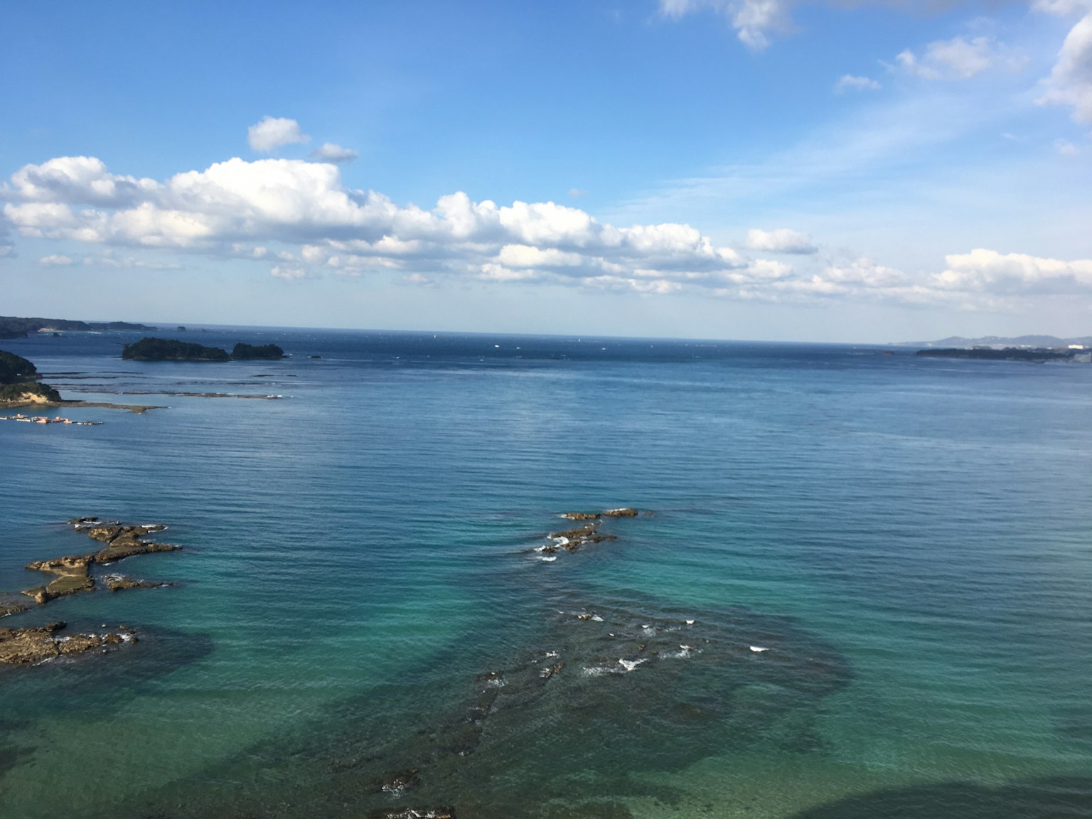 Vue pittoresque de l'océan bleu et du ciel avec une côte rocheuse et des vagues calmes