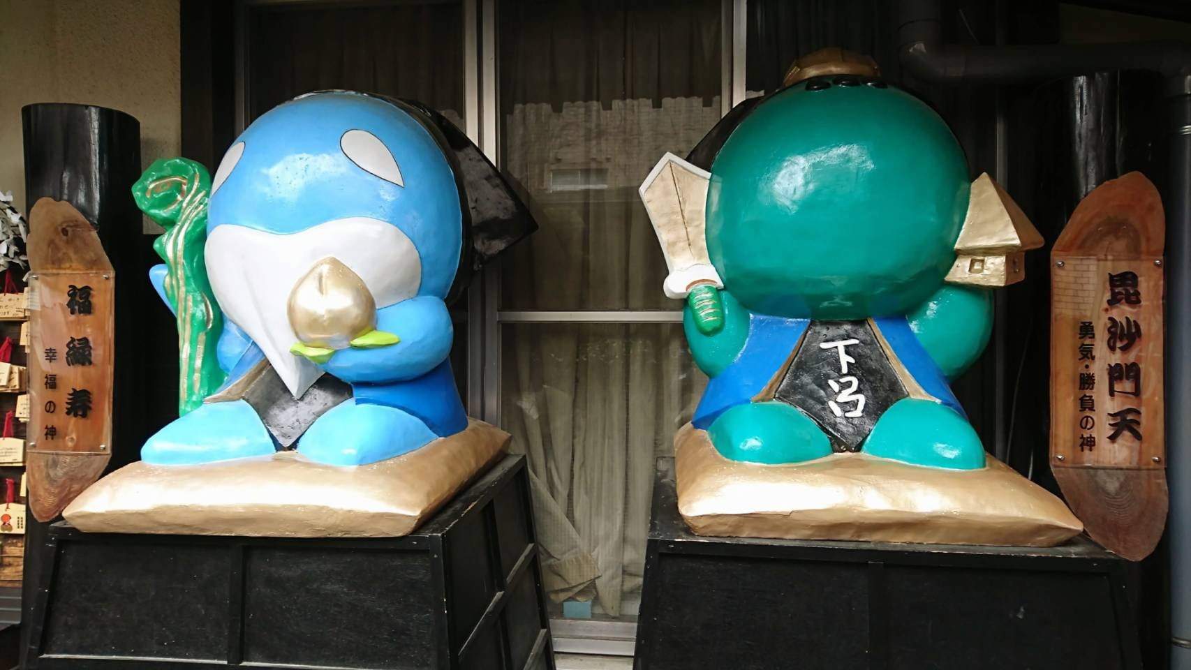 店頭に並ぶ青と緑のキャラクター人形のディスプレイ