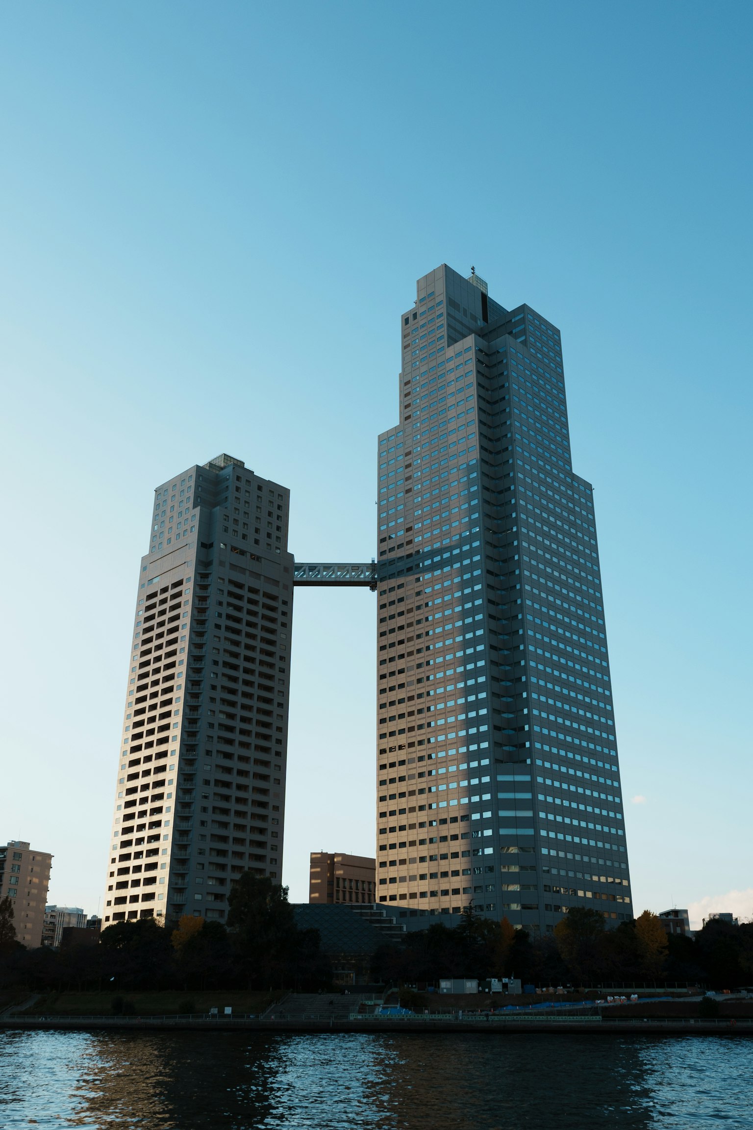 兩座現代摩天大樓透過橋樑連接的圖像