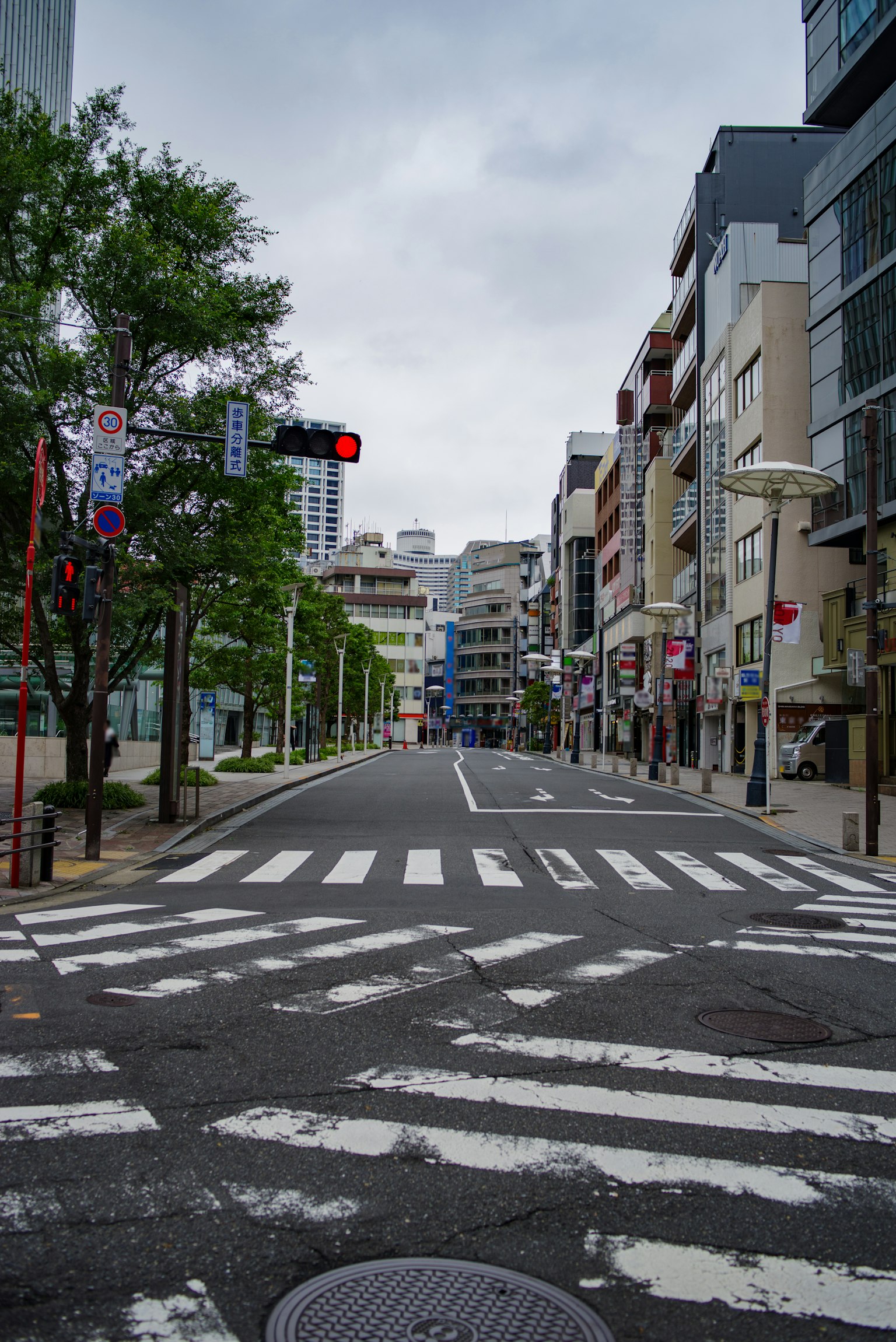Vista di una strada urbana tranquilla con un semaforo rosso