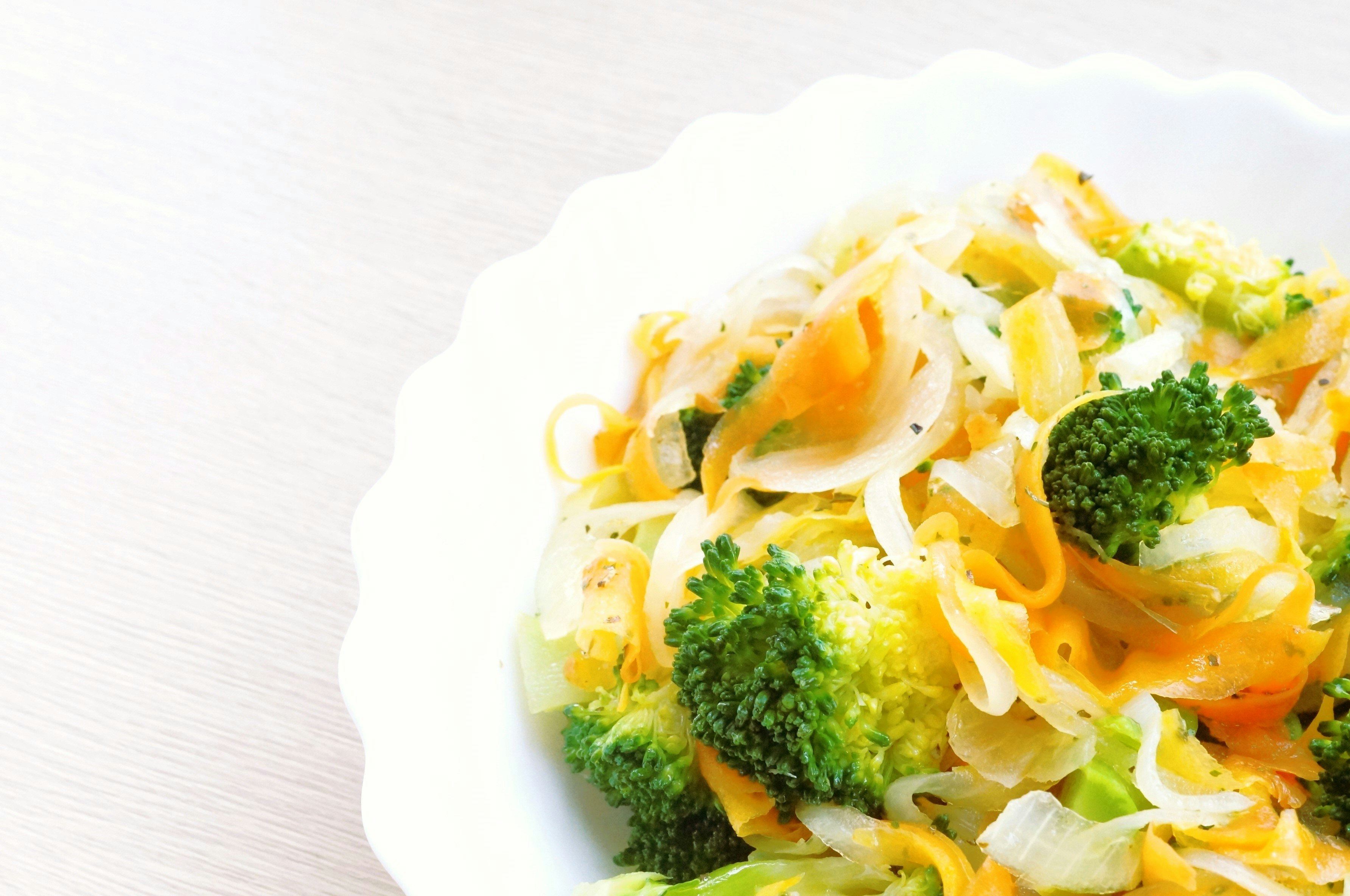 白い皿に盛られた野菜たっぷりのサラダ