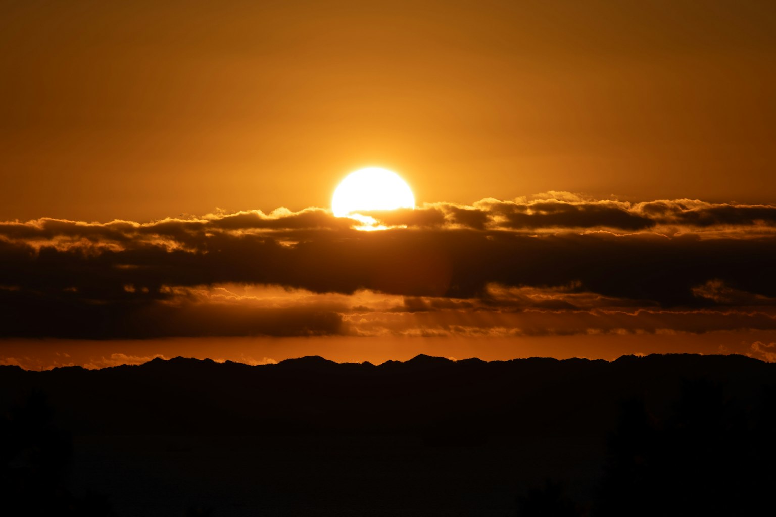 Schöner Sonnenuntergang über den Wolken