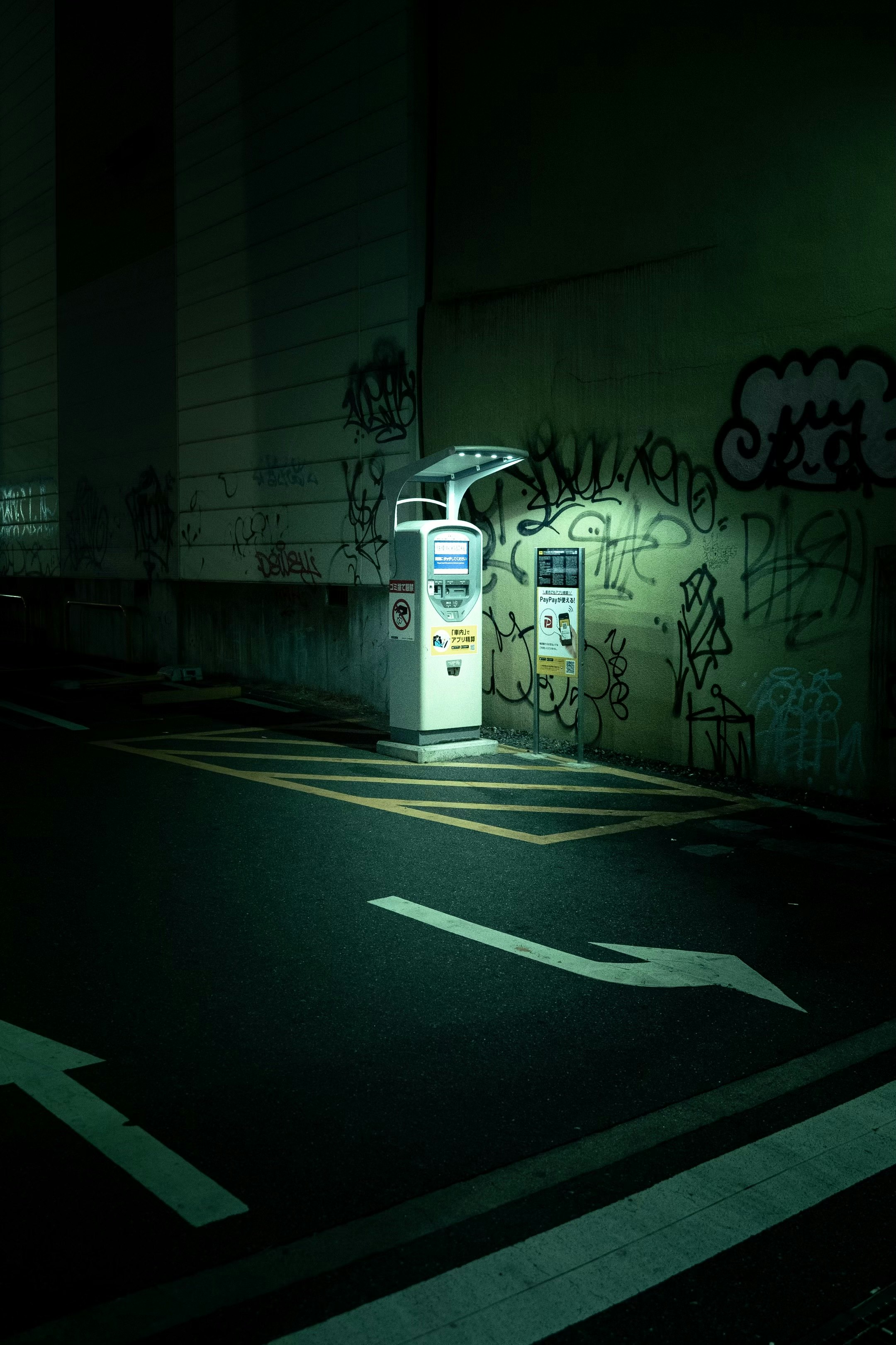夜の路地に並ぶ自動販売機のある街角