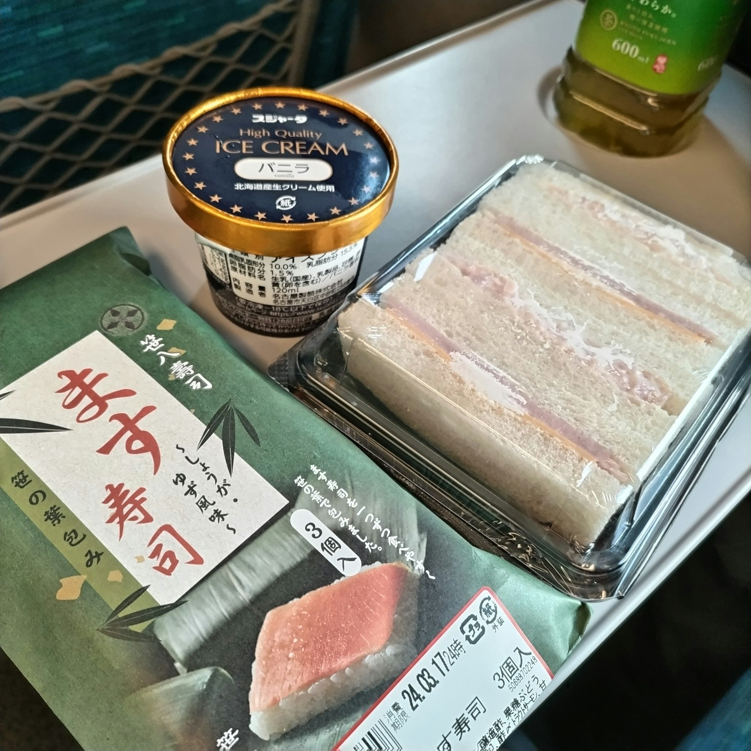お弁当とアイスクリームのセットがテーブルに置かれている