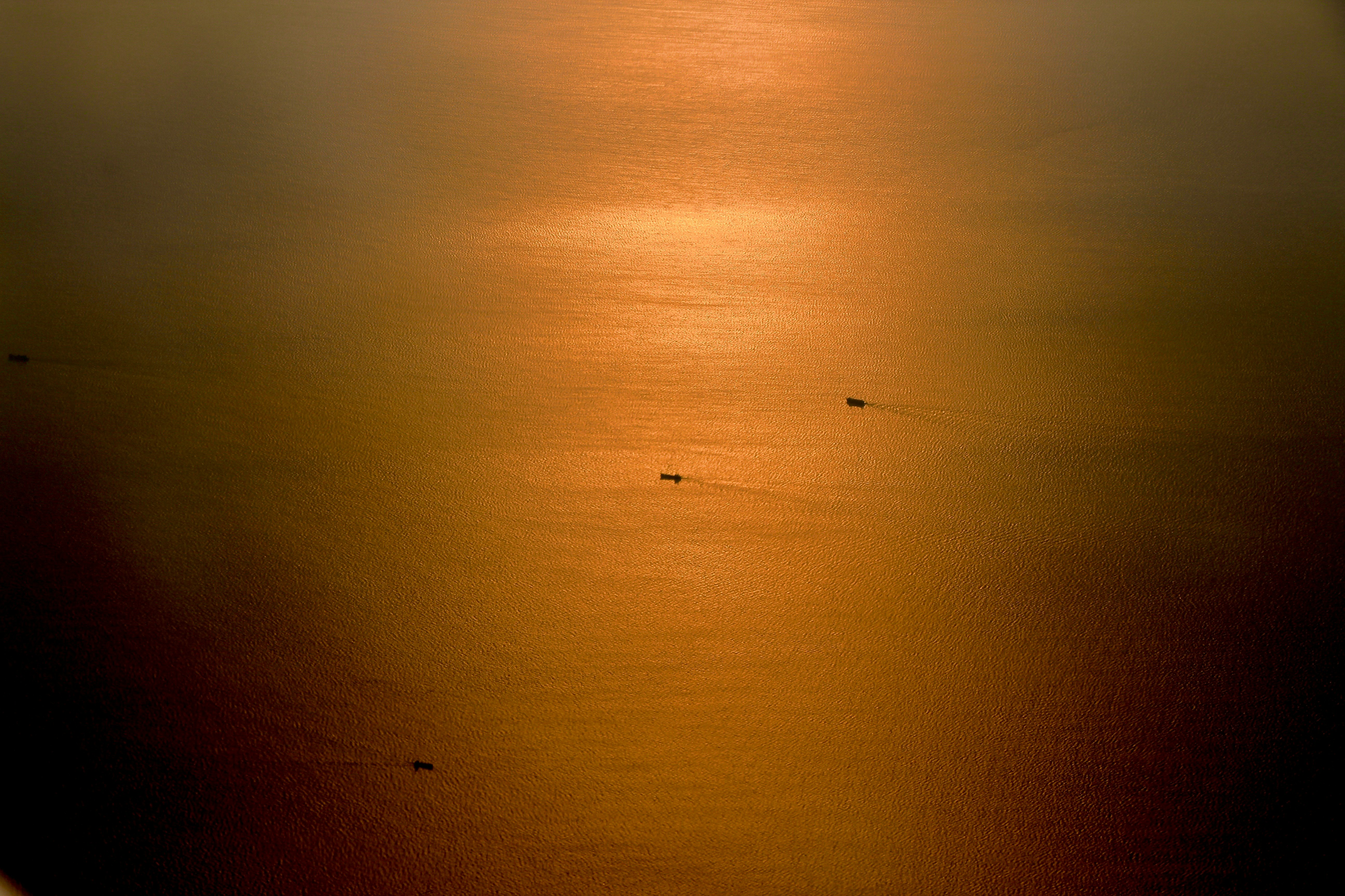 海に浮かぶ船と夕陽の薄暮の光
