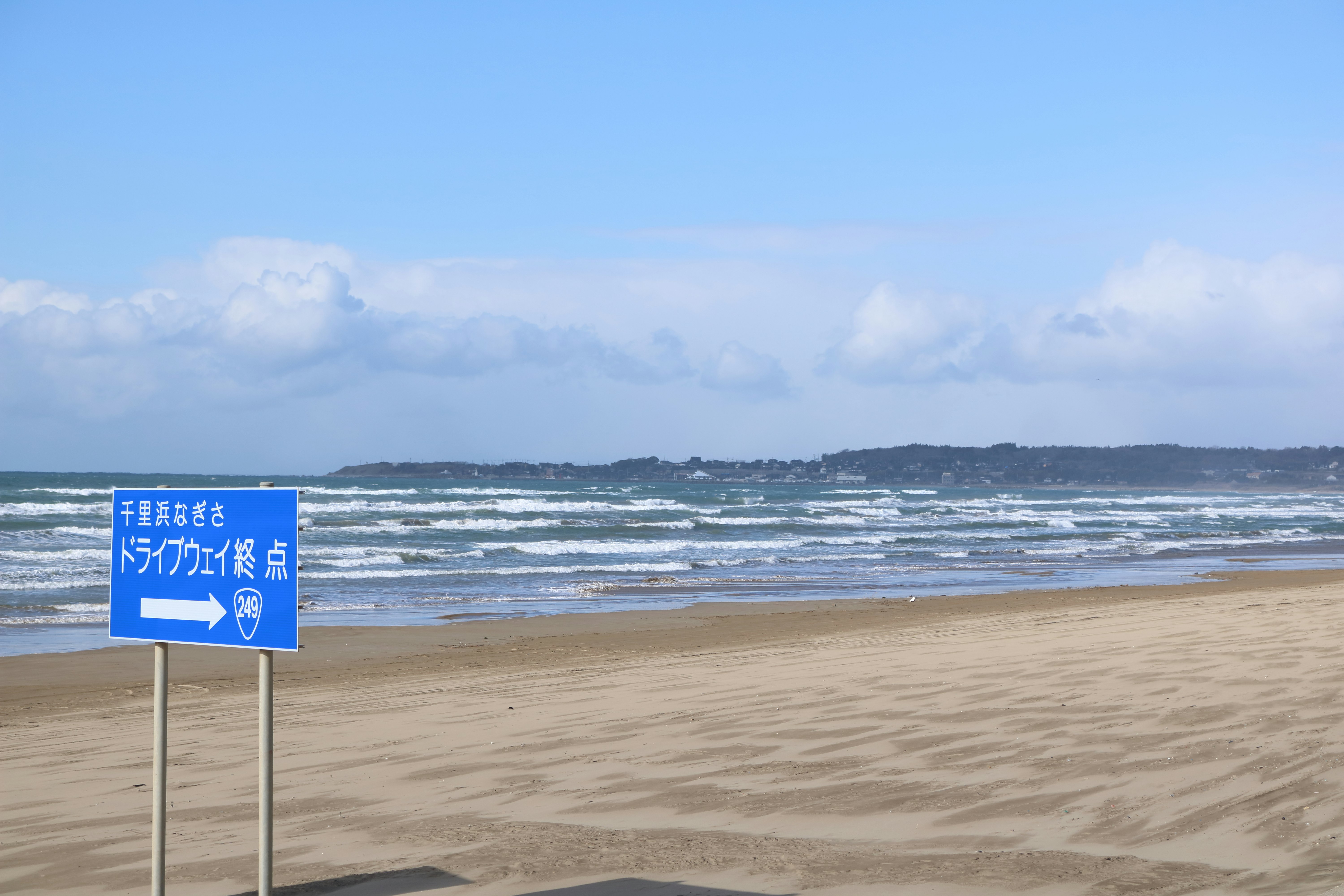 海岸の砂浜と波が続くビーチの風景