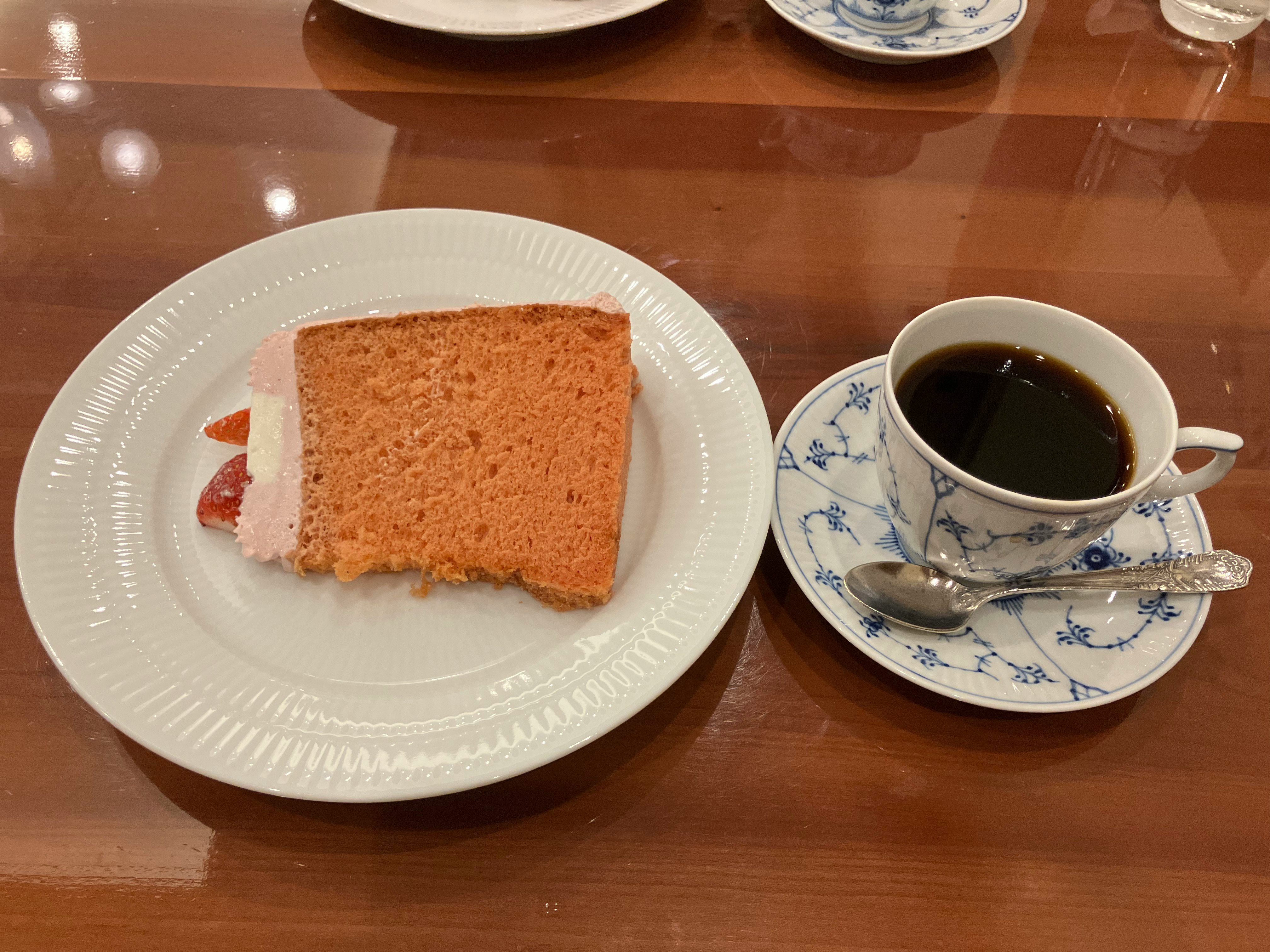 木桌上的蛋糕片和一杯咖啡