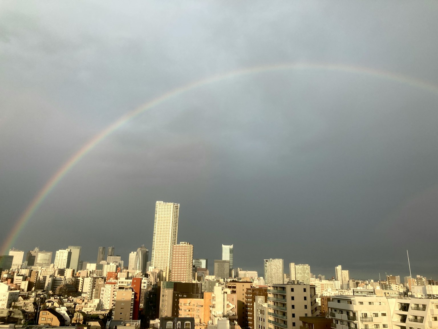 Paysage urbain avec des gratte-ciels et un arc-en-ciel