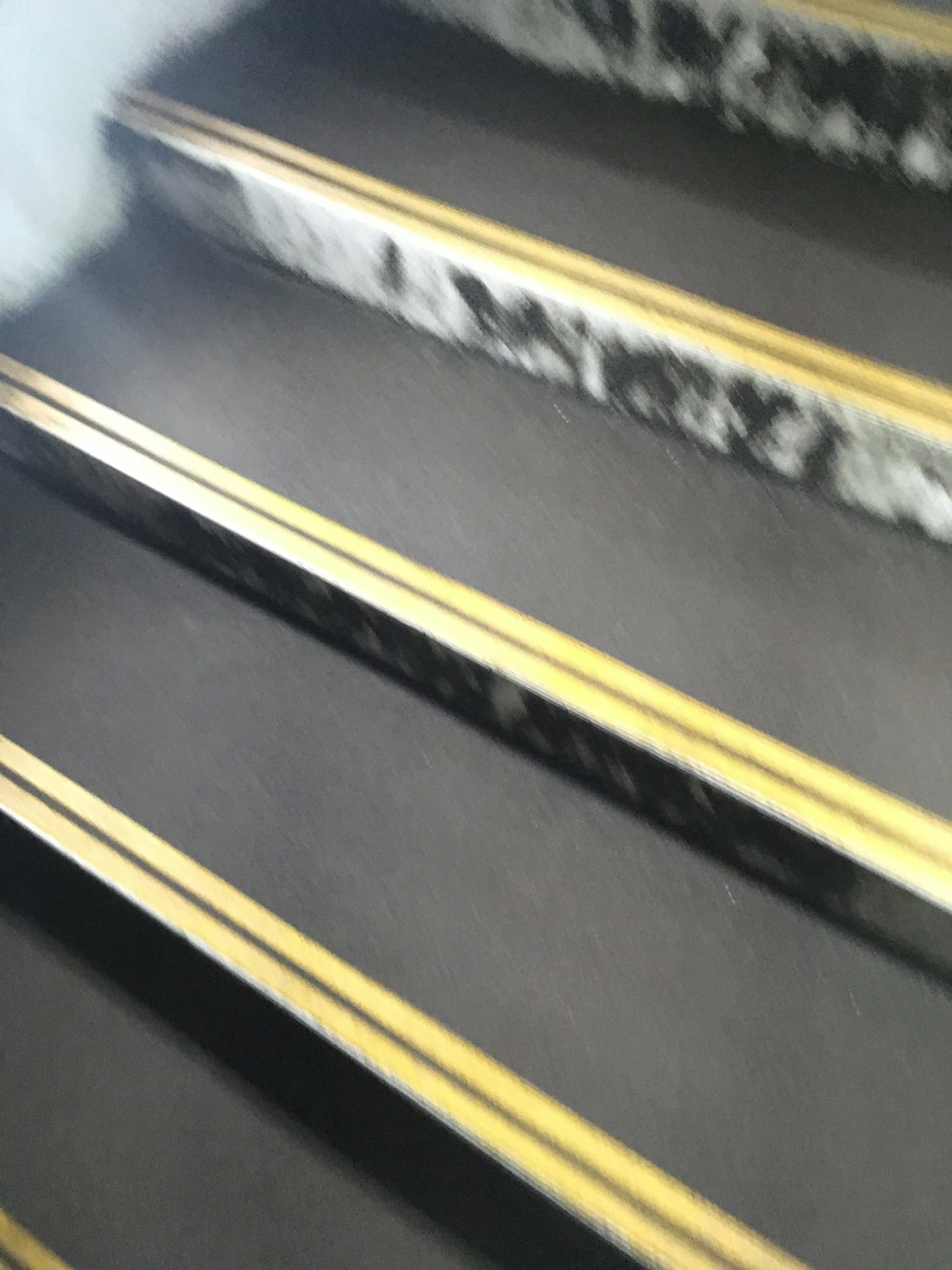 Bild zeigt schwarze Treppen mit gelben Kanten