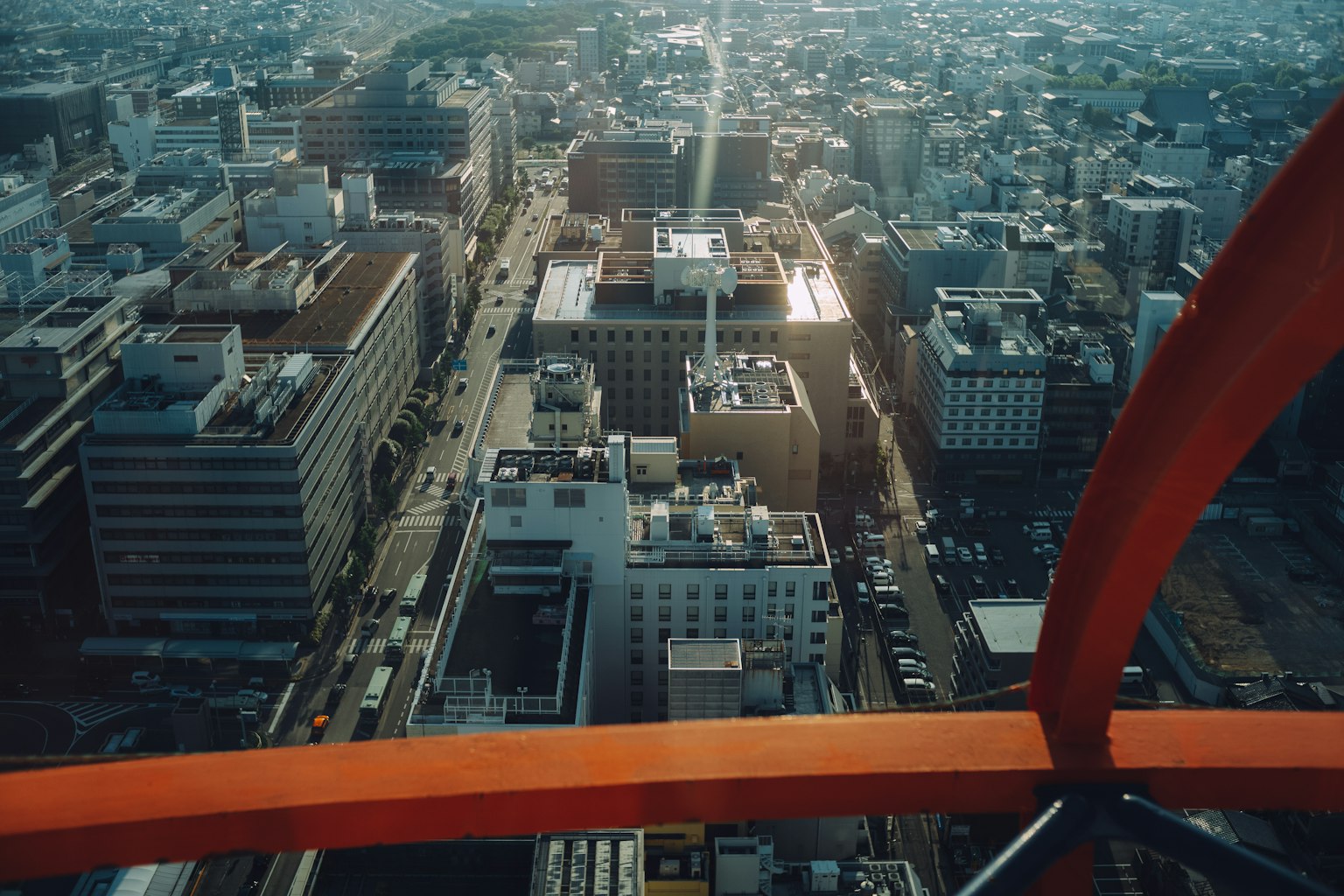 Vue de la ville depuis un bâtiment élevé avec un cadre orange