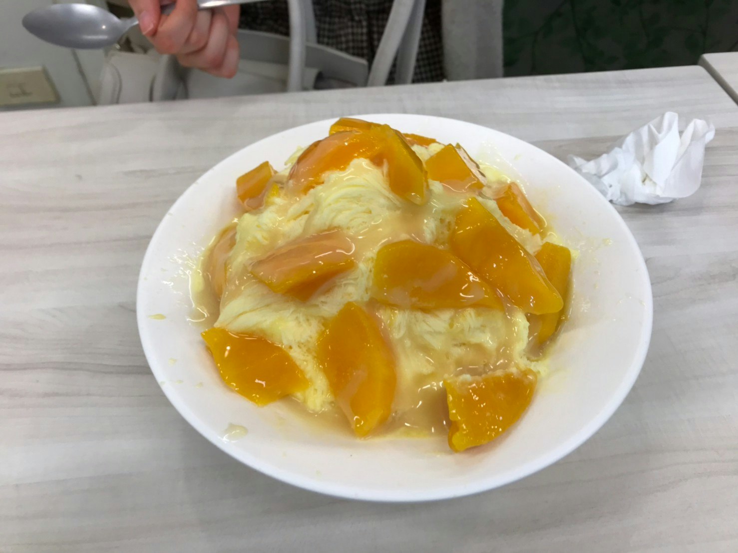 白盤上的芒果醬鬆餅