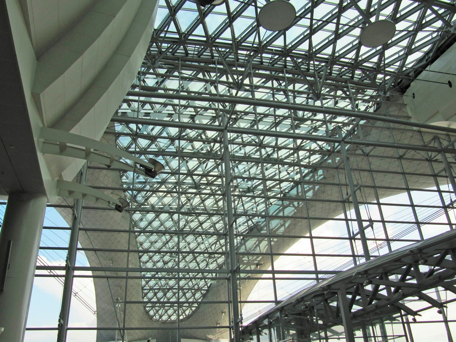 Structure intérieure d'un bâtiment moderne avec un grand toit en verre