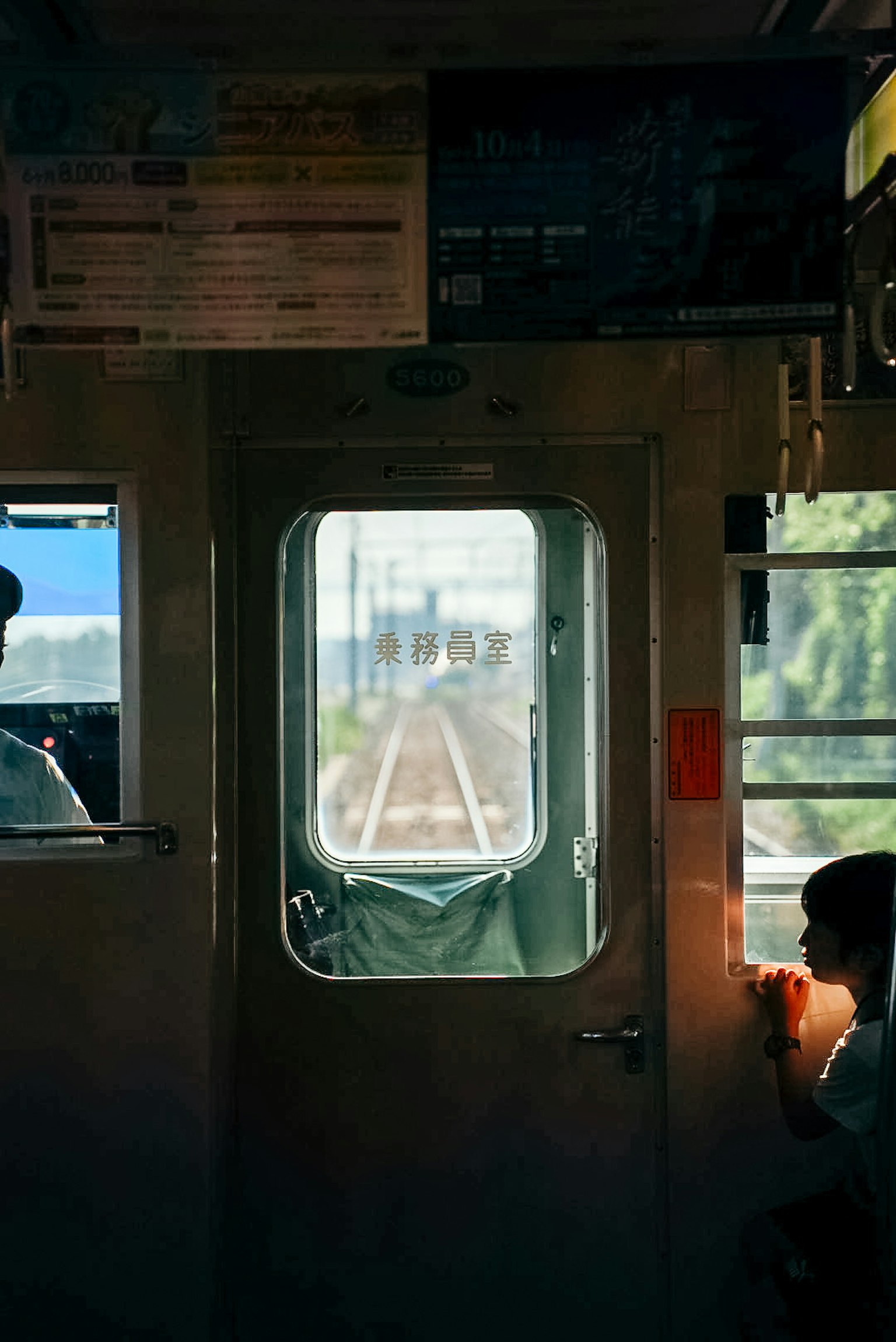 電車の車両内から見える風景とドアの視覚