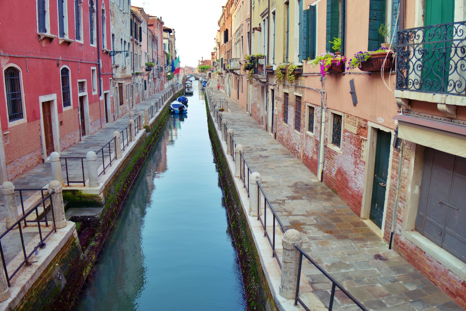 Những tòa nhà đầy màu sắc bên một kênh yên tĩnh ở Venice