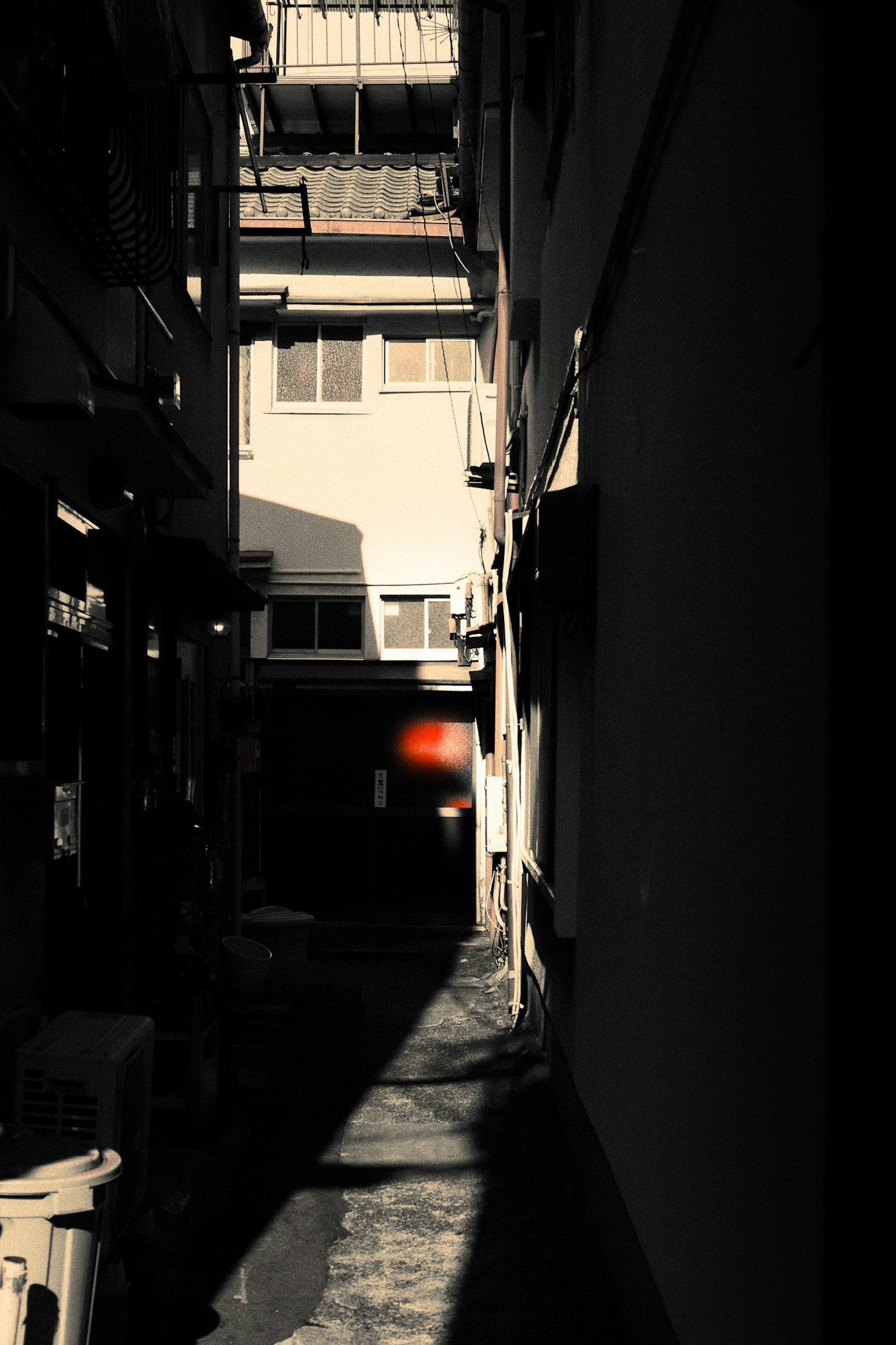 Allée étroite avec des contrastes de lumière et d'ombre