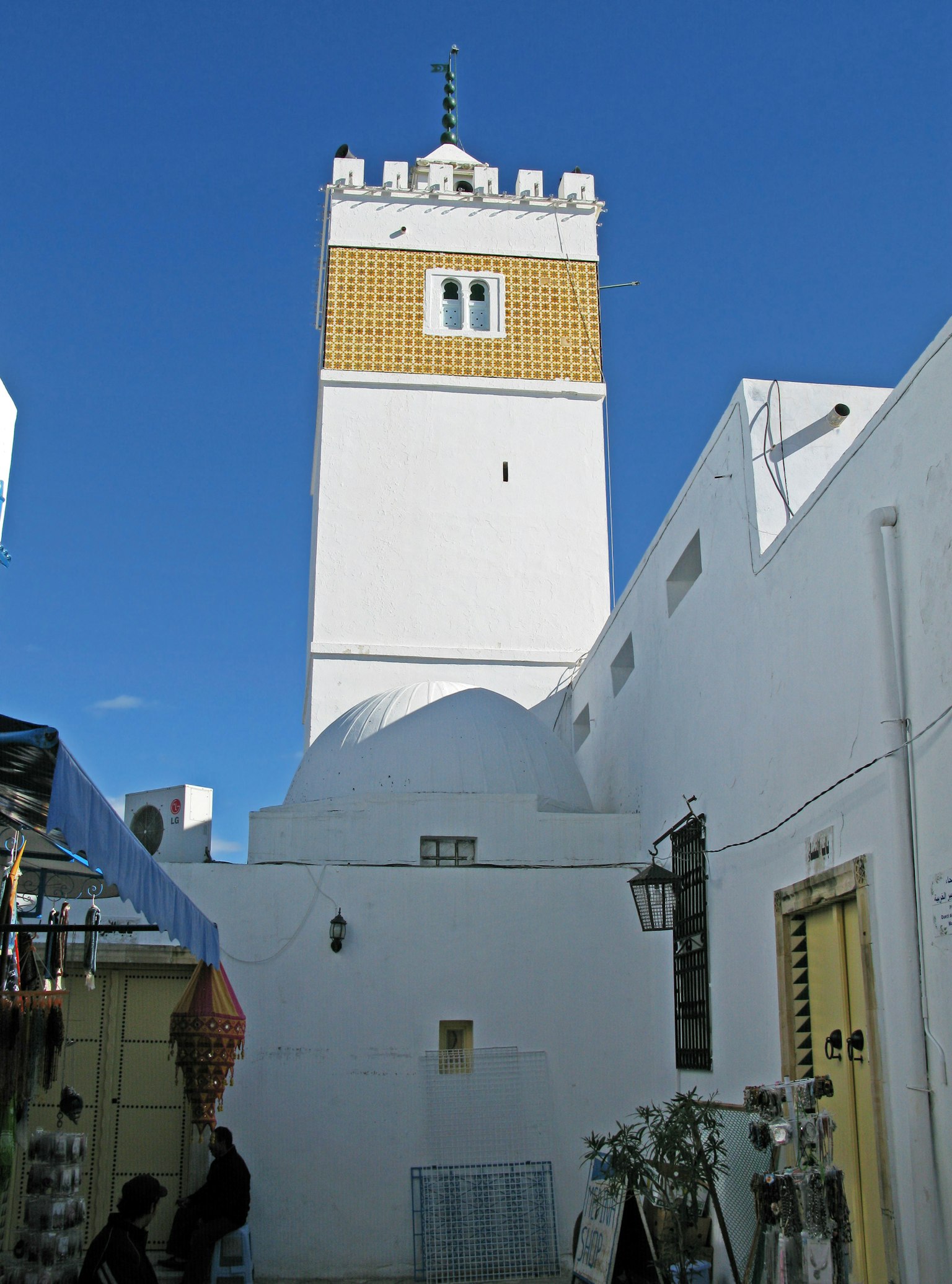 Tour avec un bâtiment blanc et un ciel bleu en arrière-plan